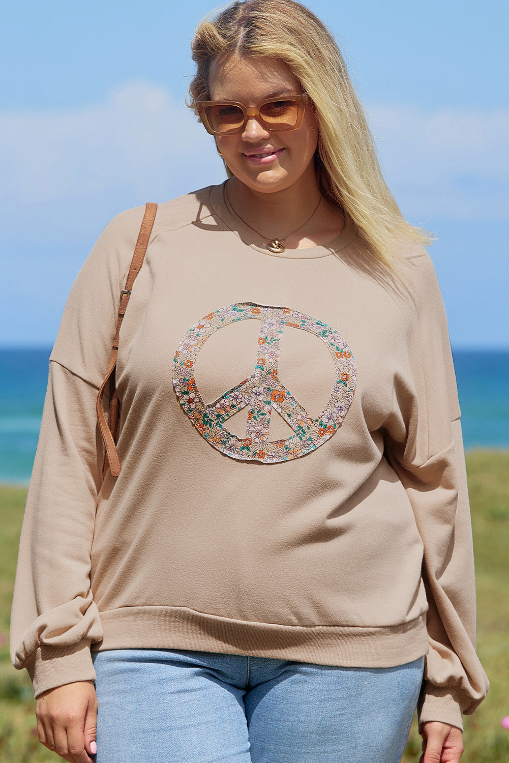 Sweat-shirt en tissu éponge délavé avec signe de paix floral, grande taille