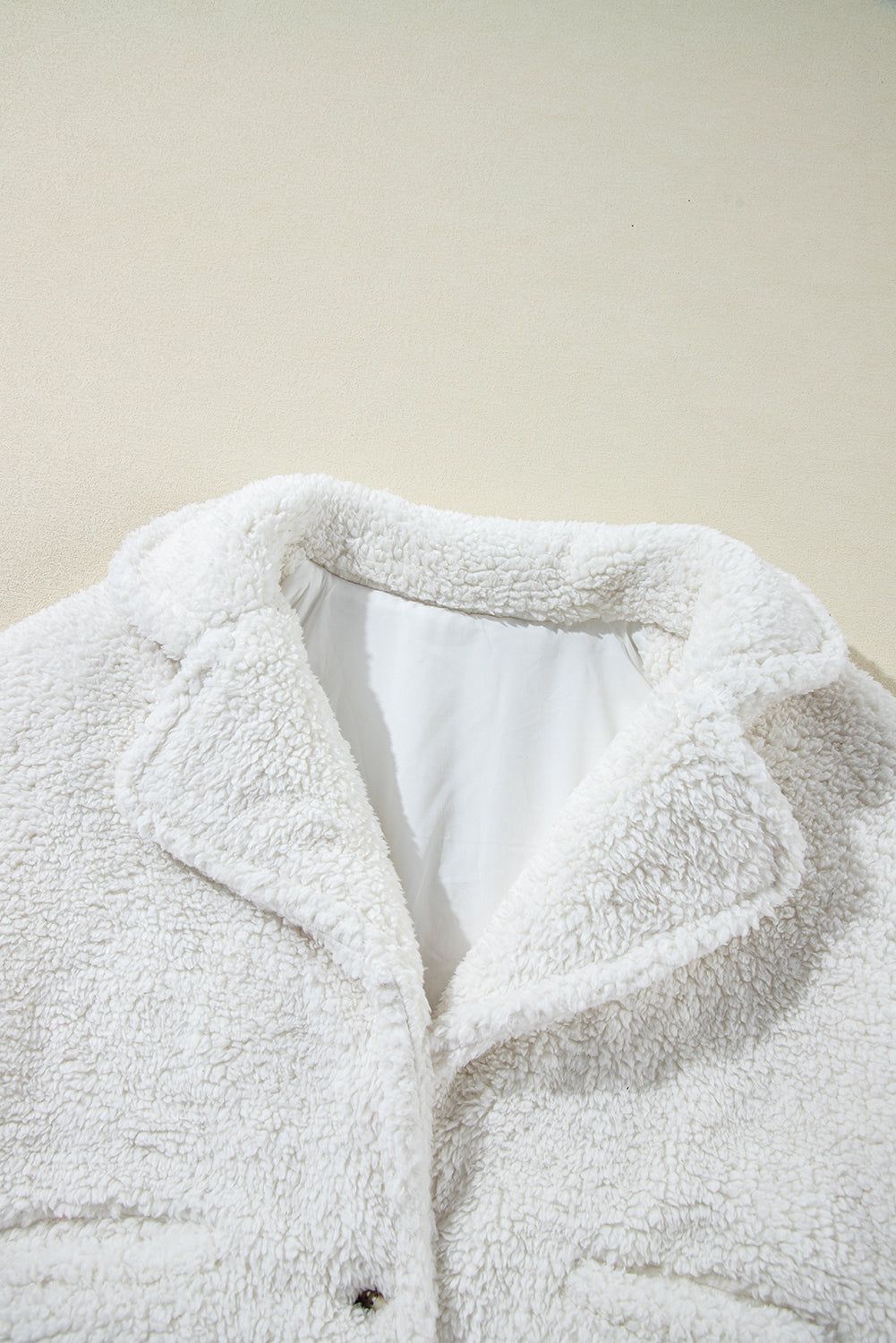 Veste a col a revers et poches boutonnées en fausse fourrure