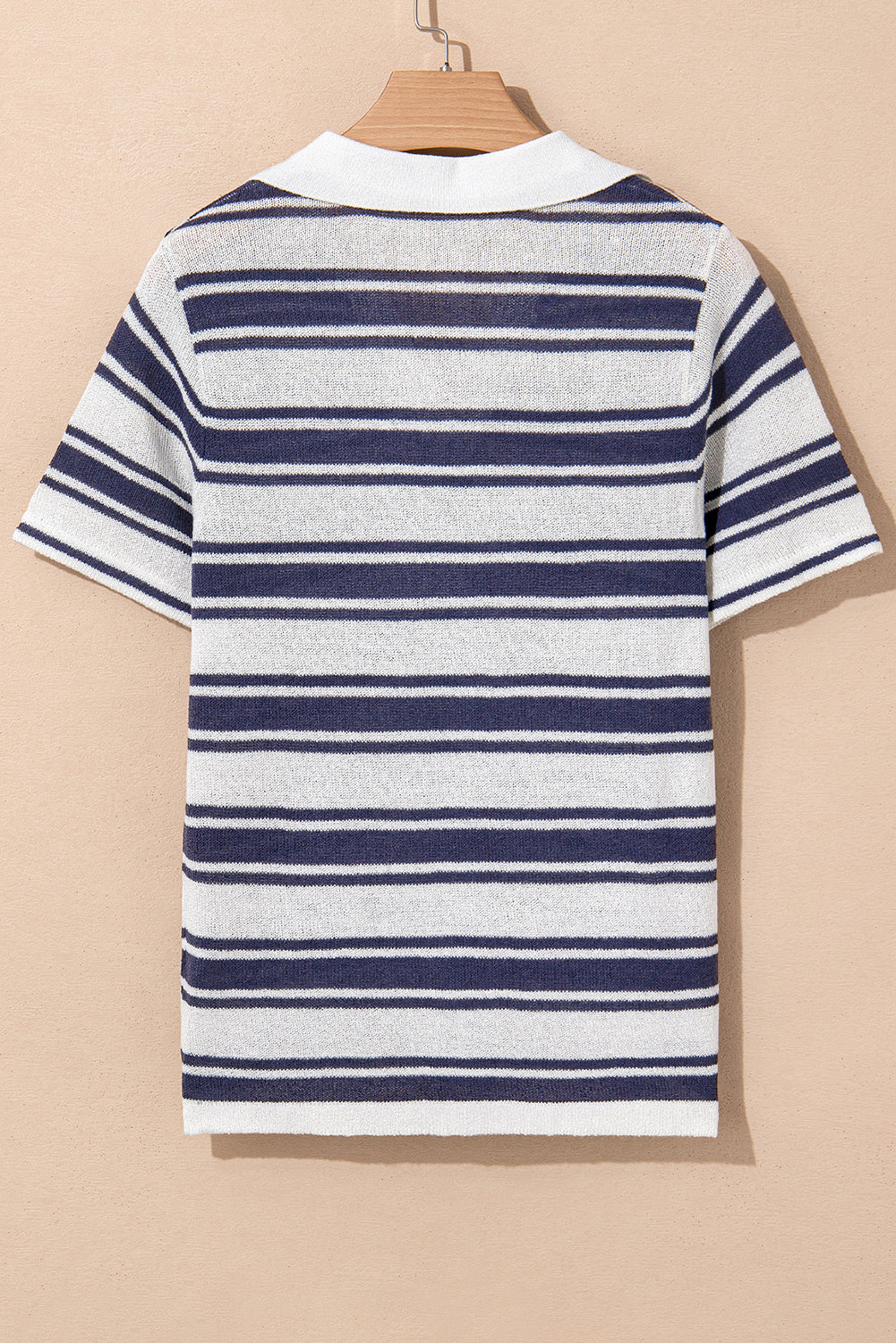T-shirt tricoté à rayures et col en V boutonné