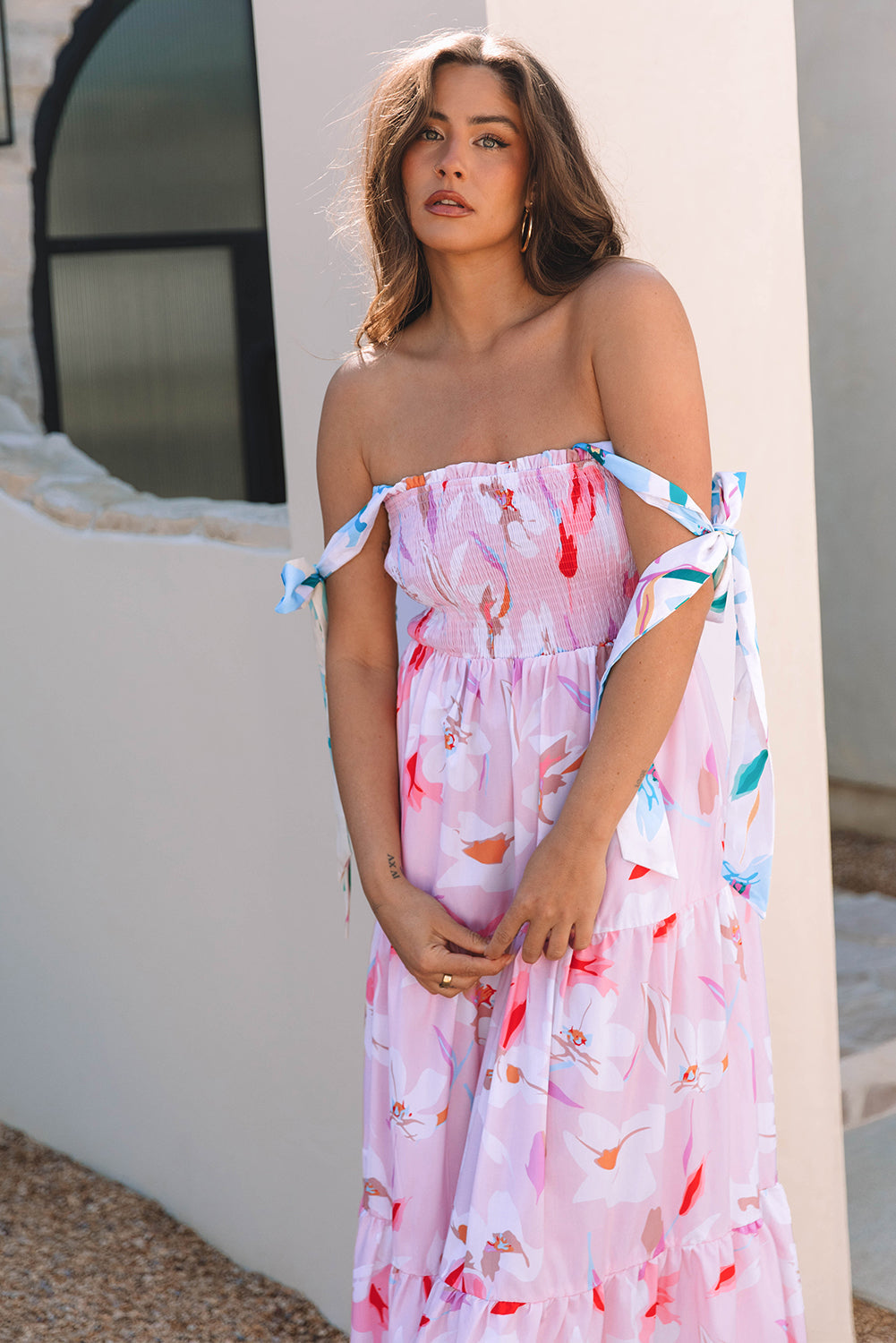Robe longue smockée à imprimé floral et épaules nouées