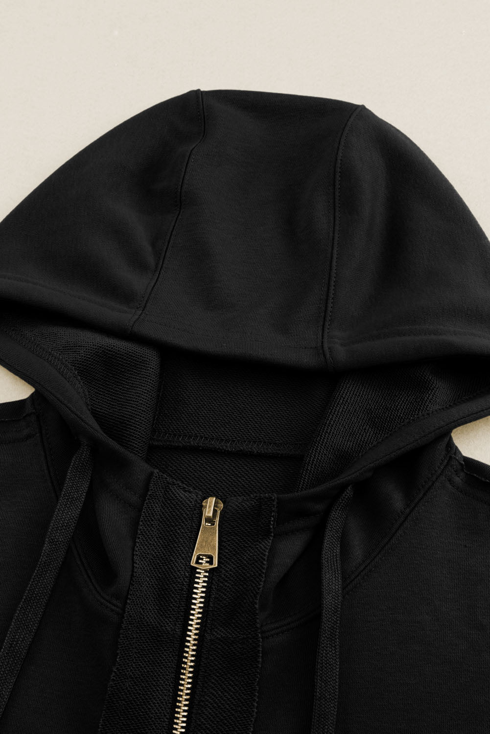 Sweat à capuche zippé à coutures exposées et bords bruts