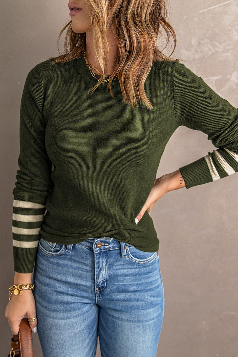 Pull en tricot uni à manches rayées
