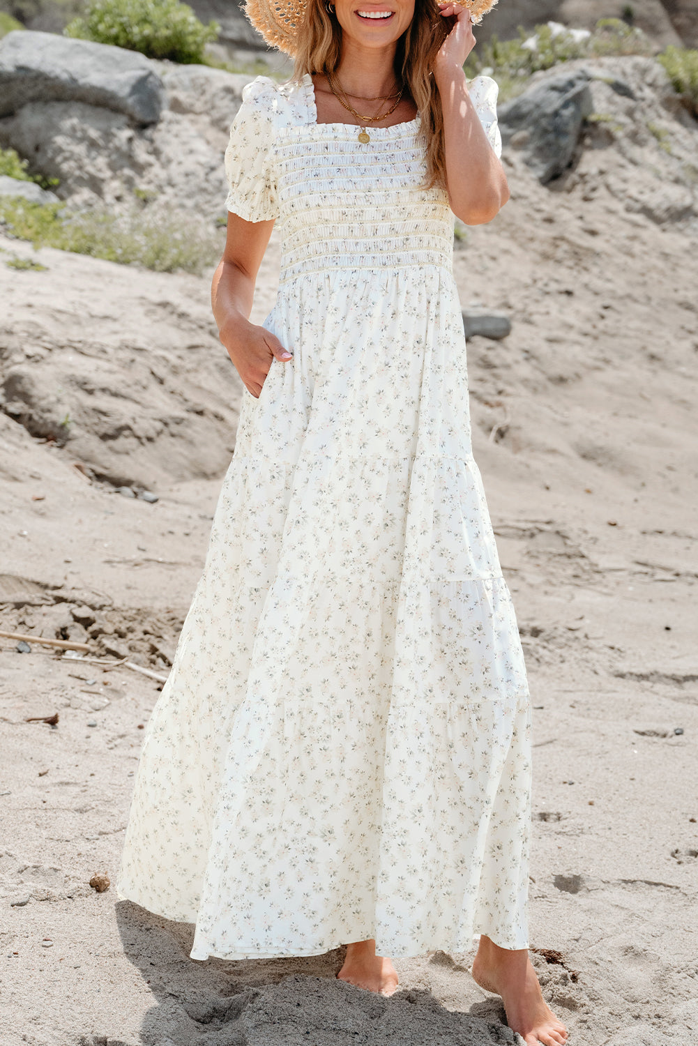 Robe longue florale à volants et corsage froncé à plusieurs niveaux