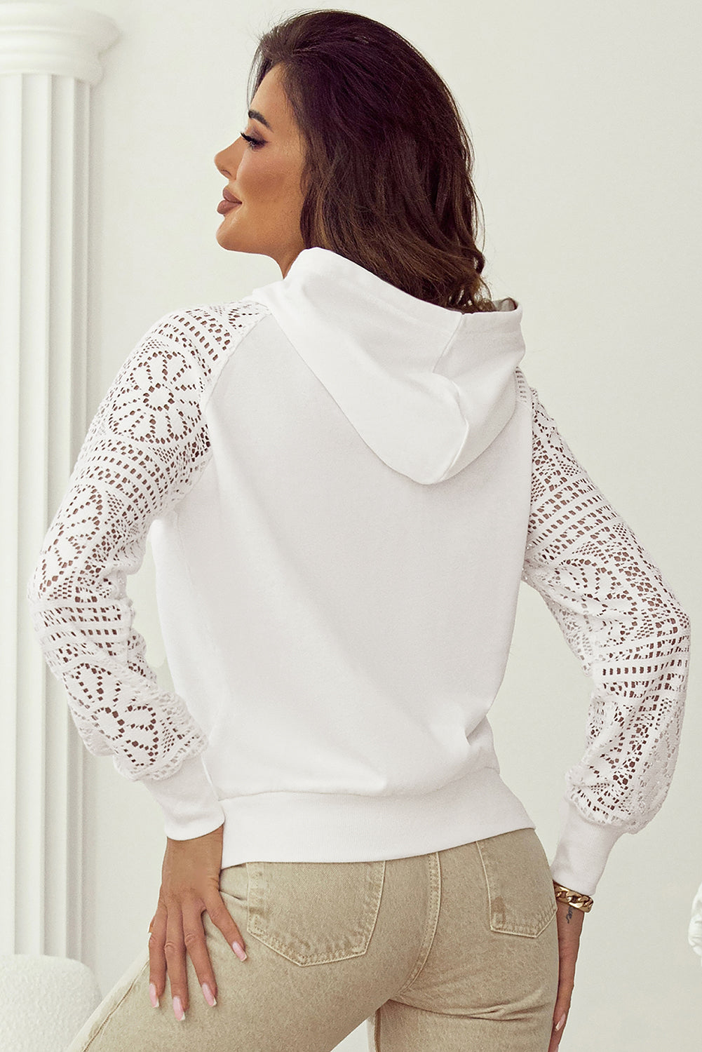 Sweat à capuche avec cordon de serrage et manches patchwork en dentelle