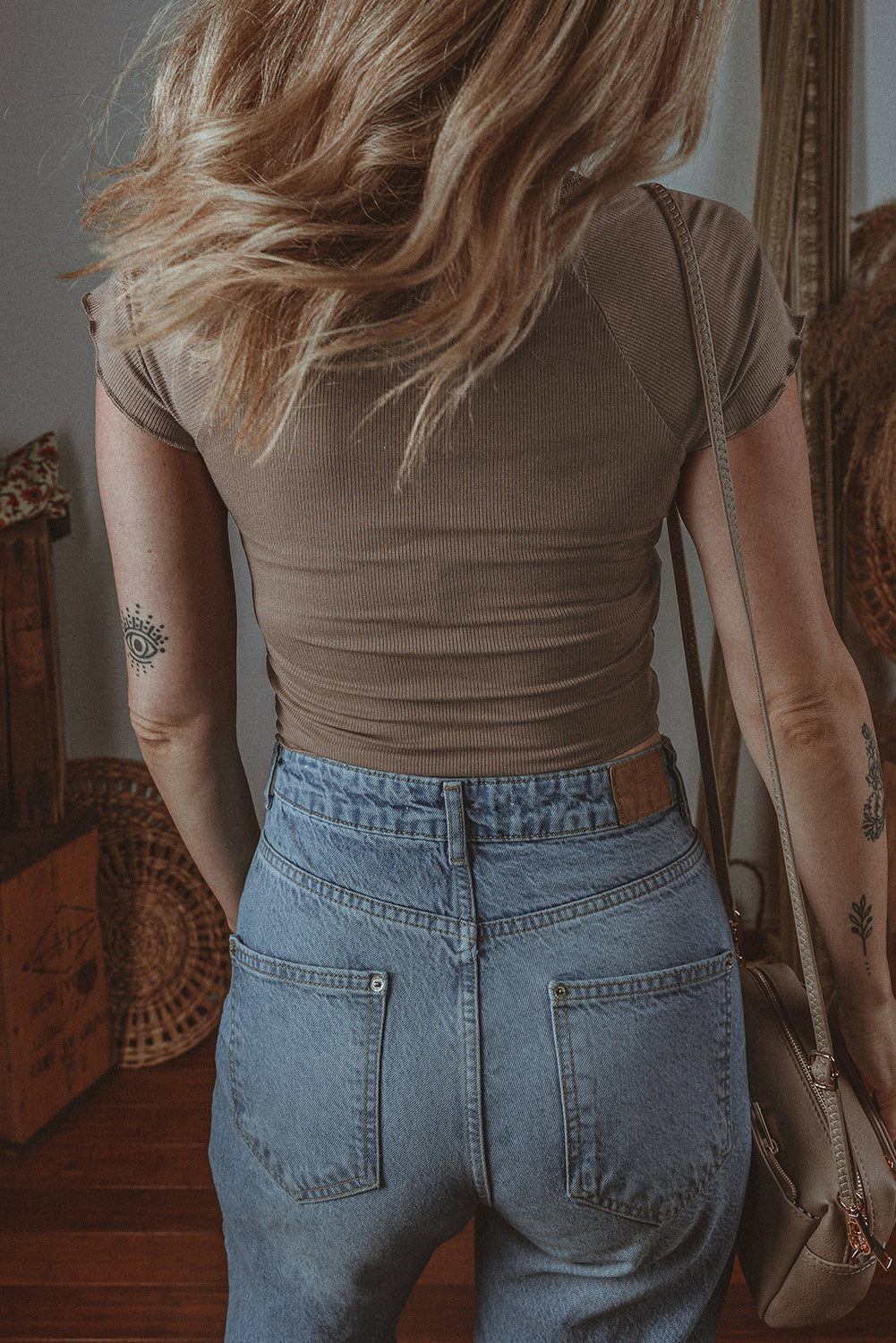 T-shirt slim à col en V et dentelle