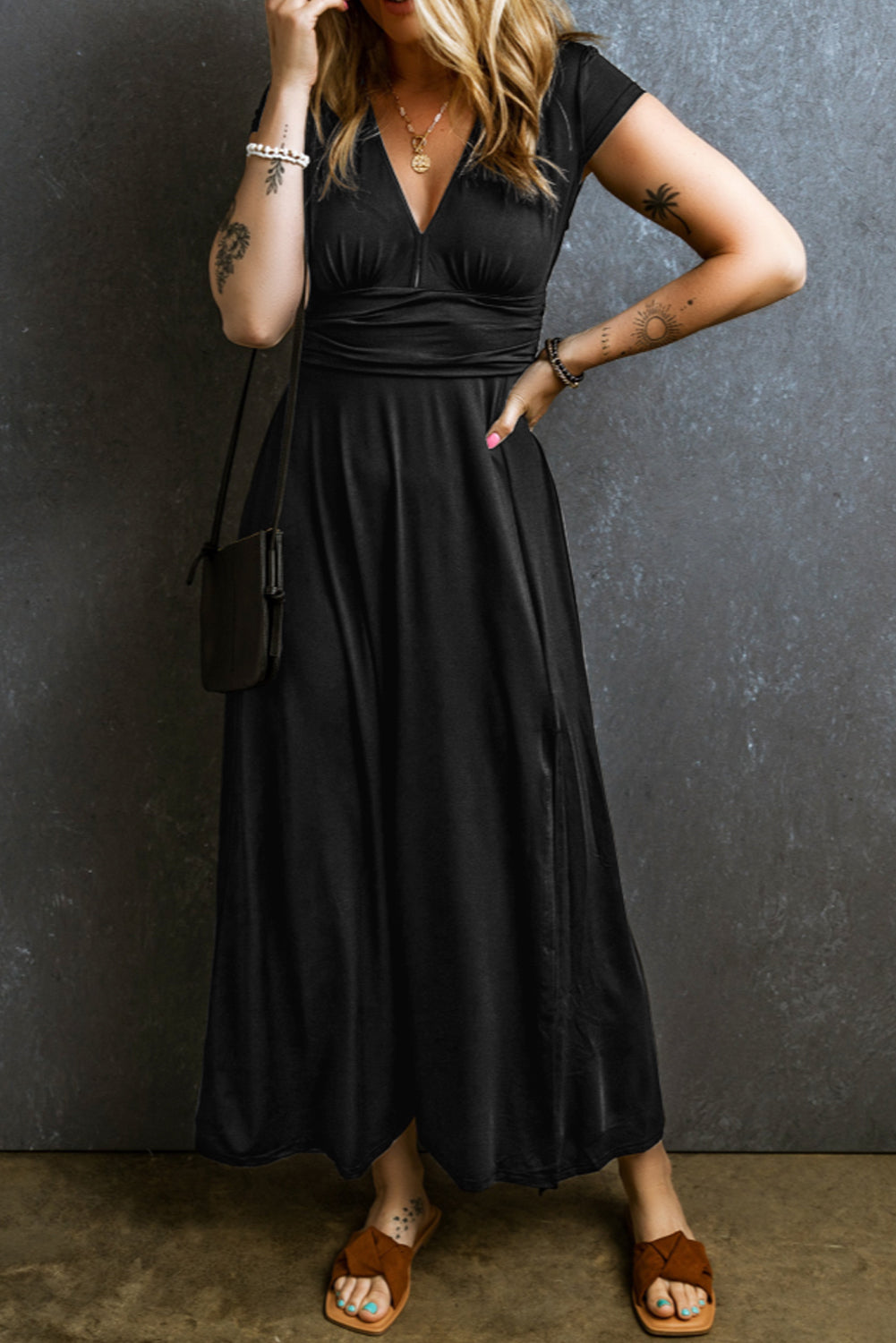 Robe longue froncée à manches courtes et taille haute à col en V