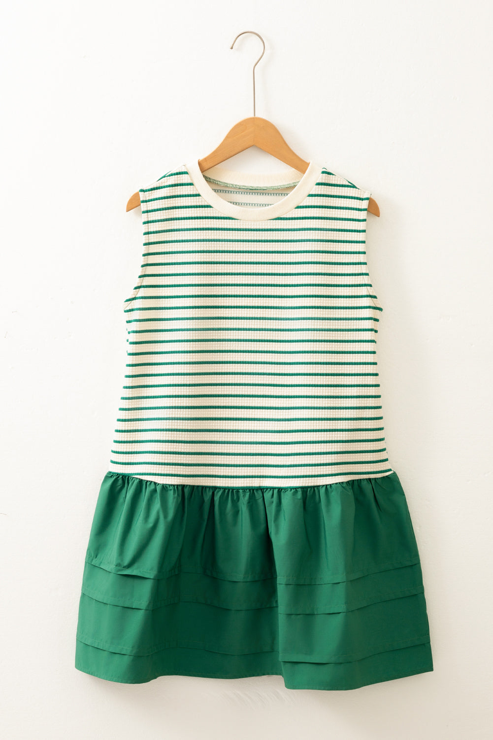 Mini-robe tissée sans manches à volants