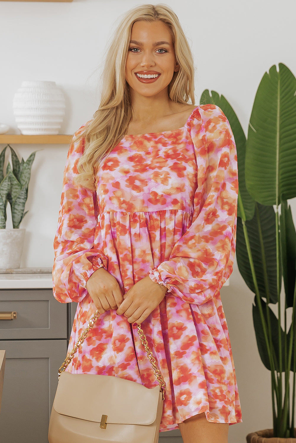 Mini-robe taille haute a imprimé floral et col carré