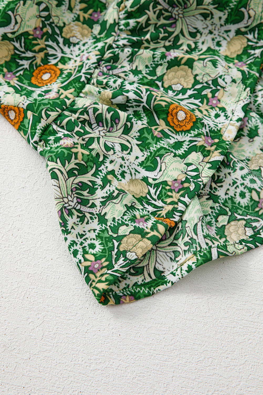 Robe courte à volants, col en V, manches flottantes et imprimé floral