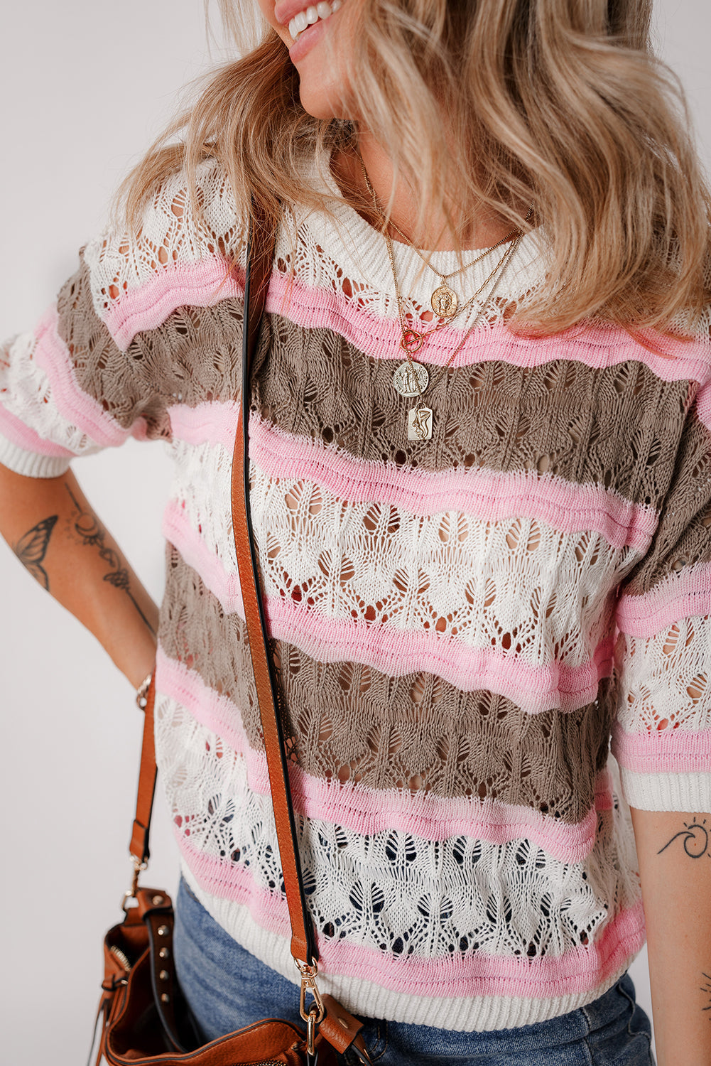 Pull a manches mi-longues en crochet ajouré avec blocs de couleurs