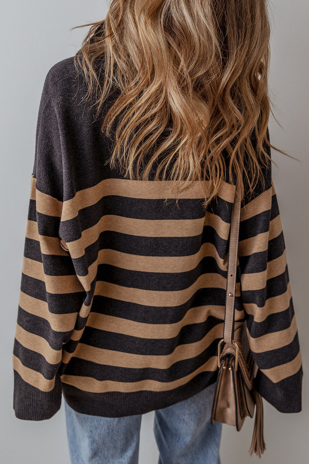 Pull surdimensionné à col et fermeture éclair sur un quart