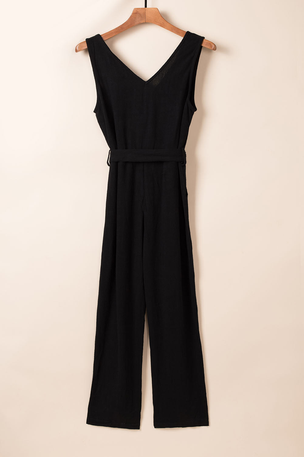 Combinaison noire ceinturée avec boutons et col en V avec poches