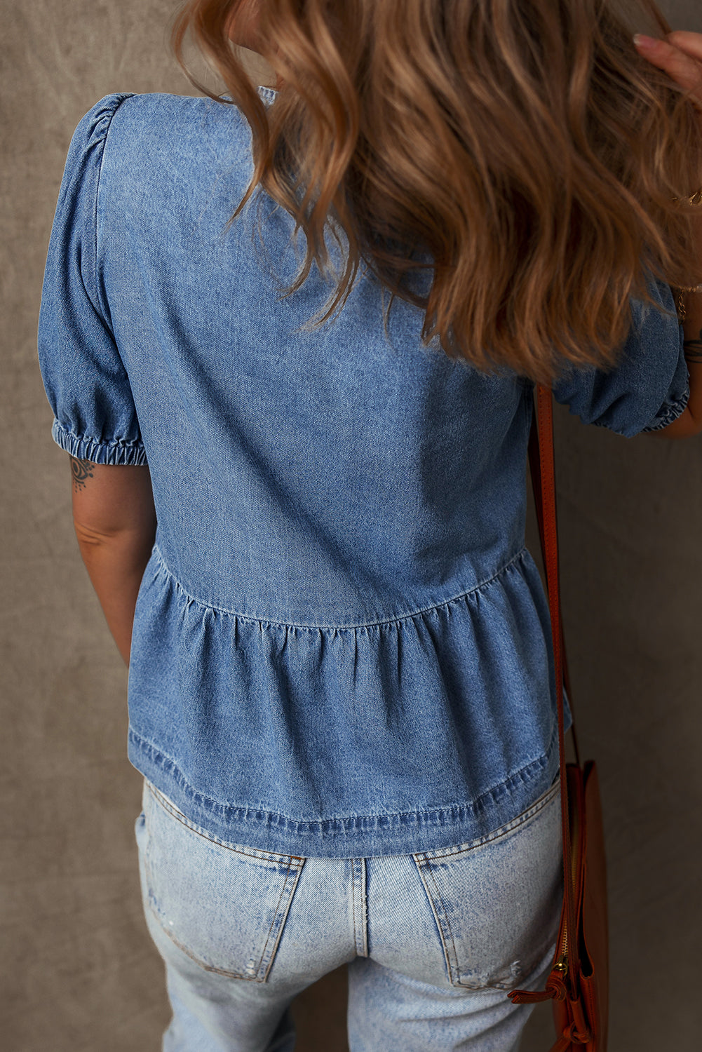 Chemise en jean péplum nouée sur le devant a manches bulles