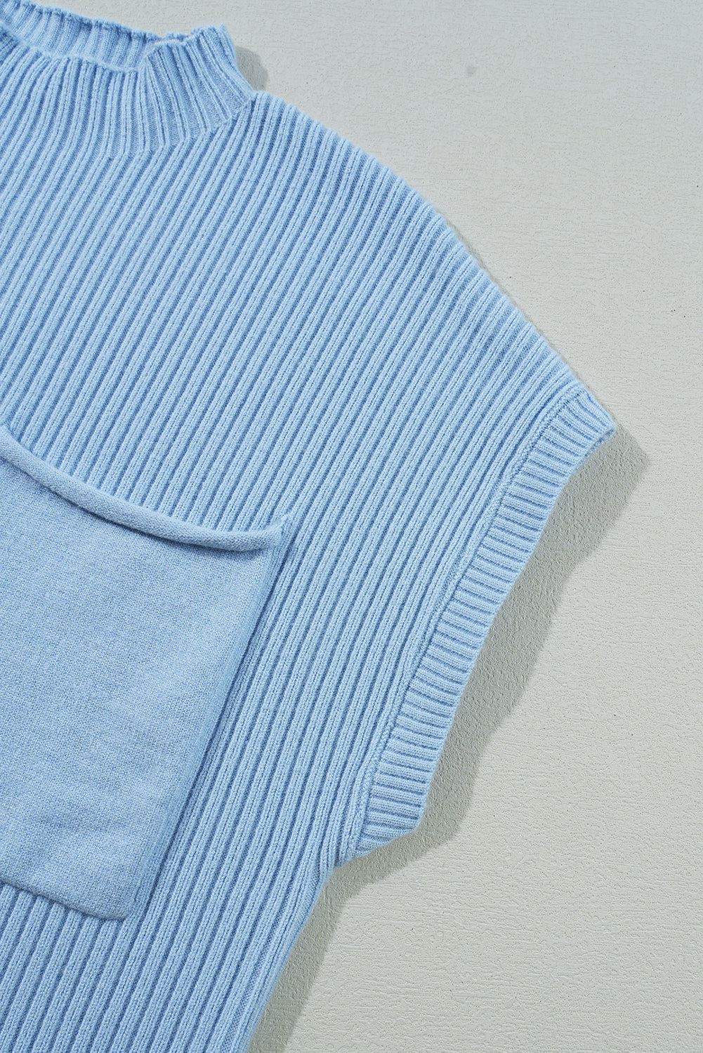 Pull a manches courtes en tricot côtelé avec poche plaquée