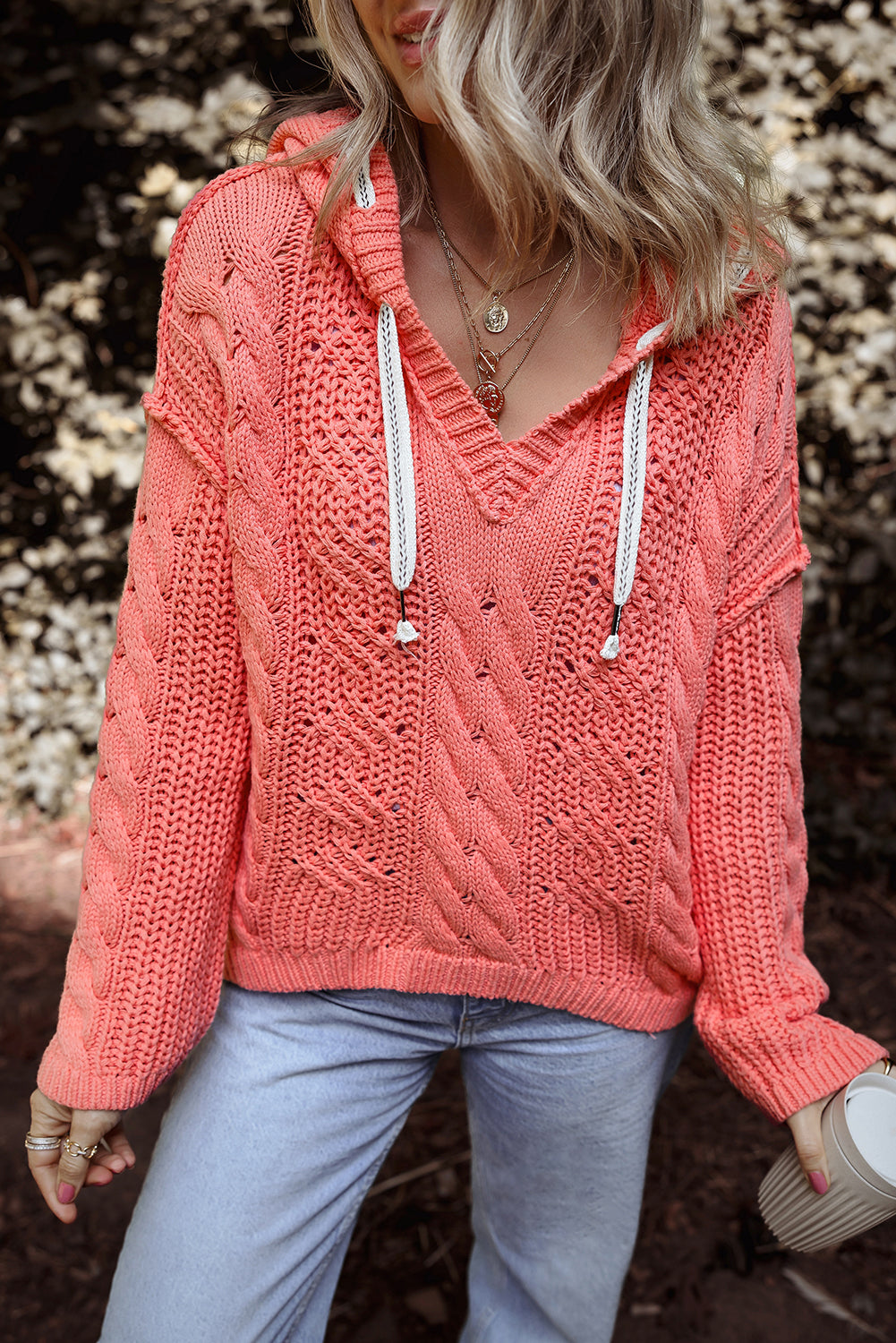 Pull à capuche en tricot torsadé avec col en V et cordon de serrage contrasté
