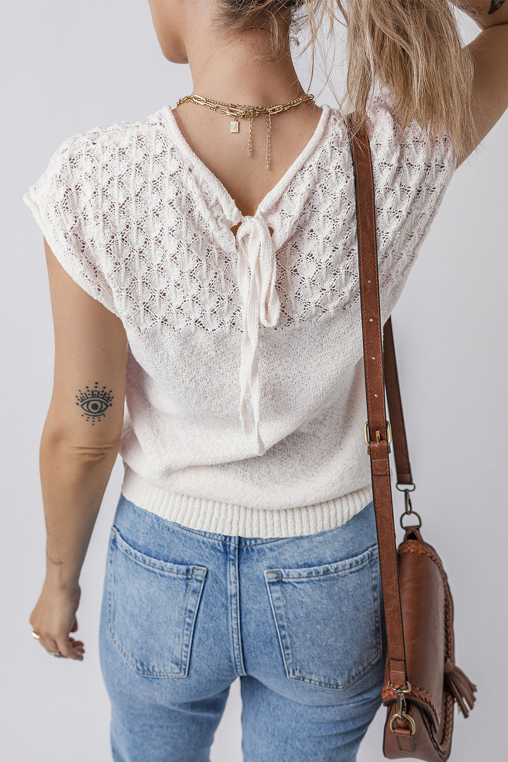 Pull a manches courtes en tricot a œillets noué dans le dos
