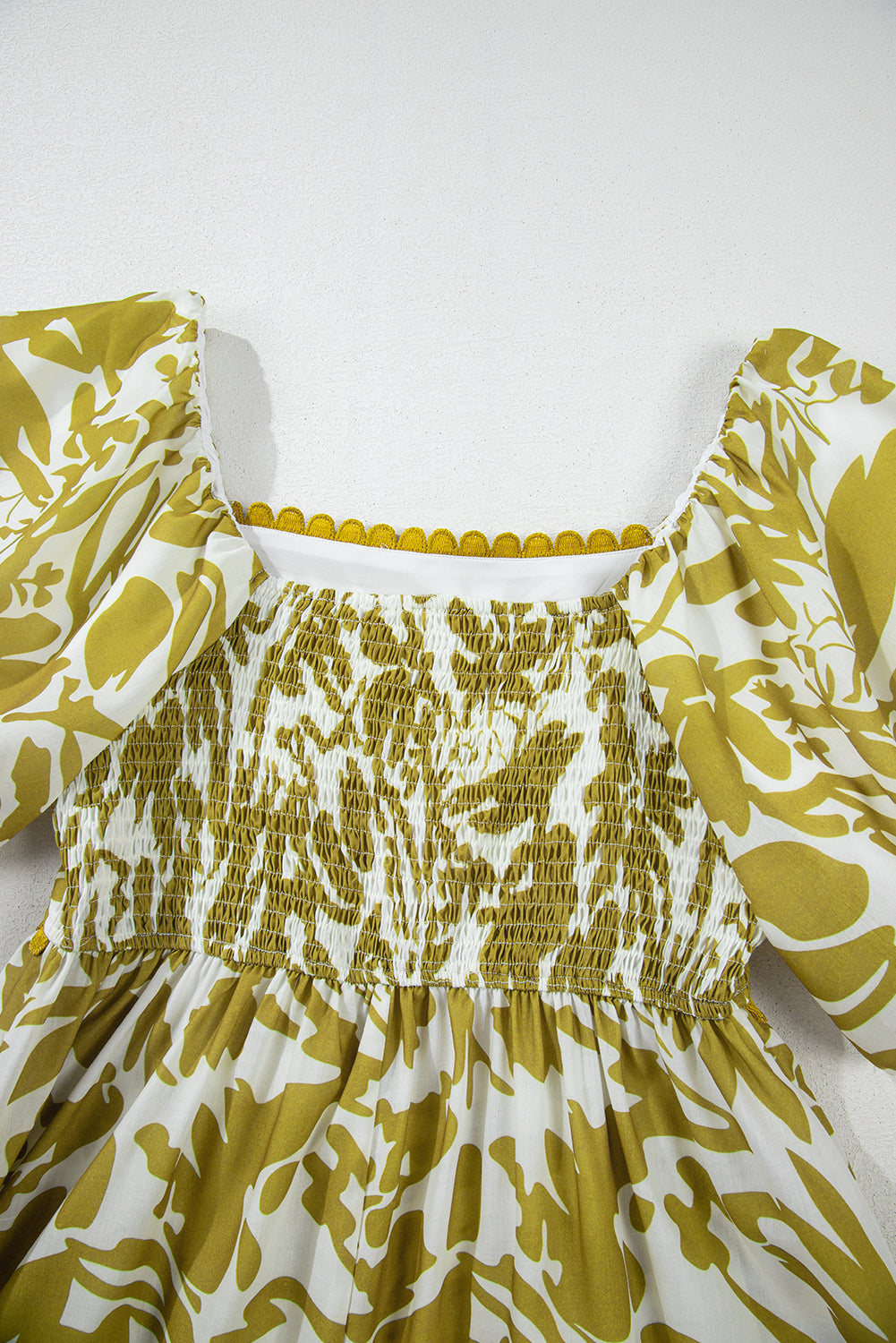 Robe longue fleurie taille haute à col carré et bordure festonnée