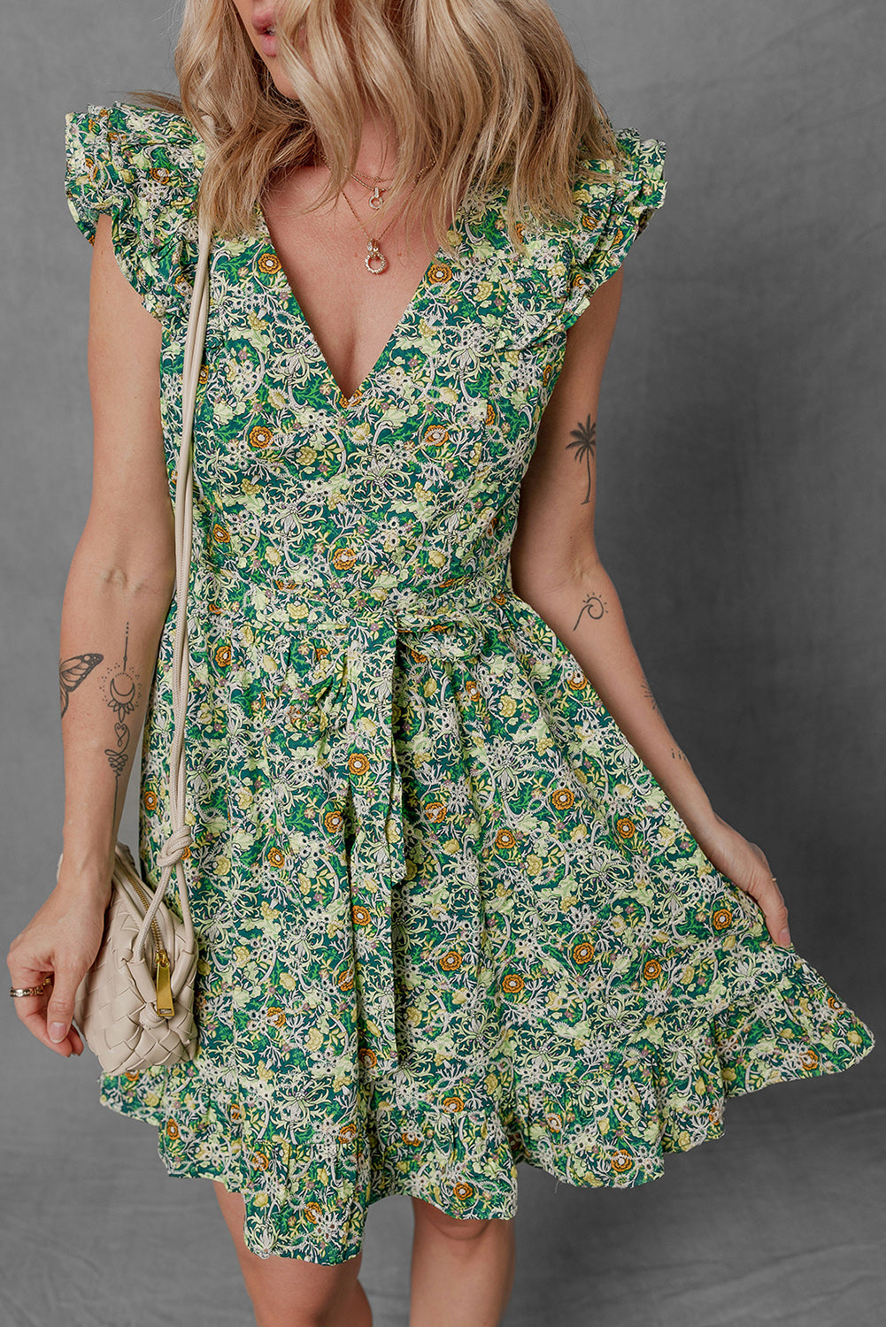 Robe courte à volants, col en V, manches flottantes et imprimé floral