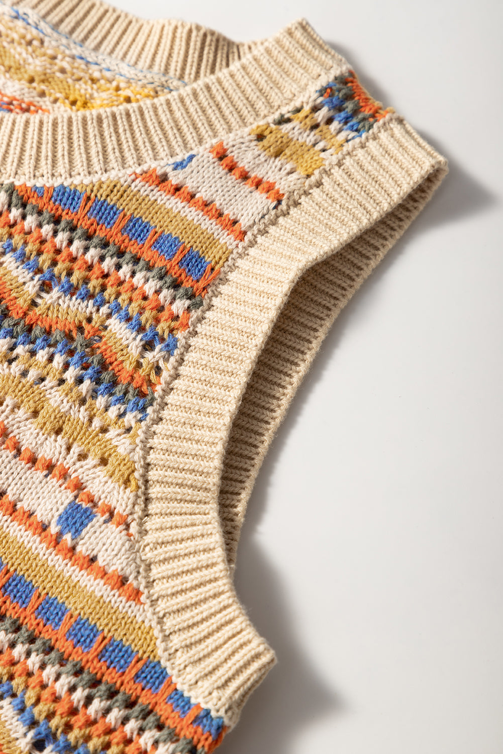 Gilet col rond en crochet à œillets