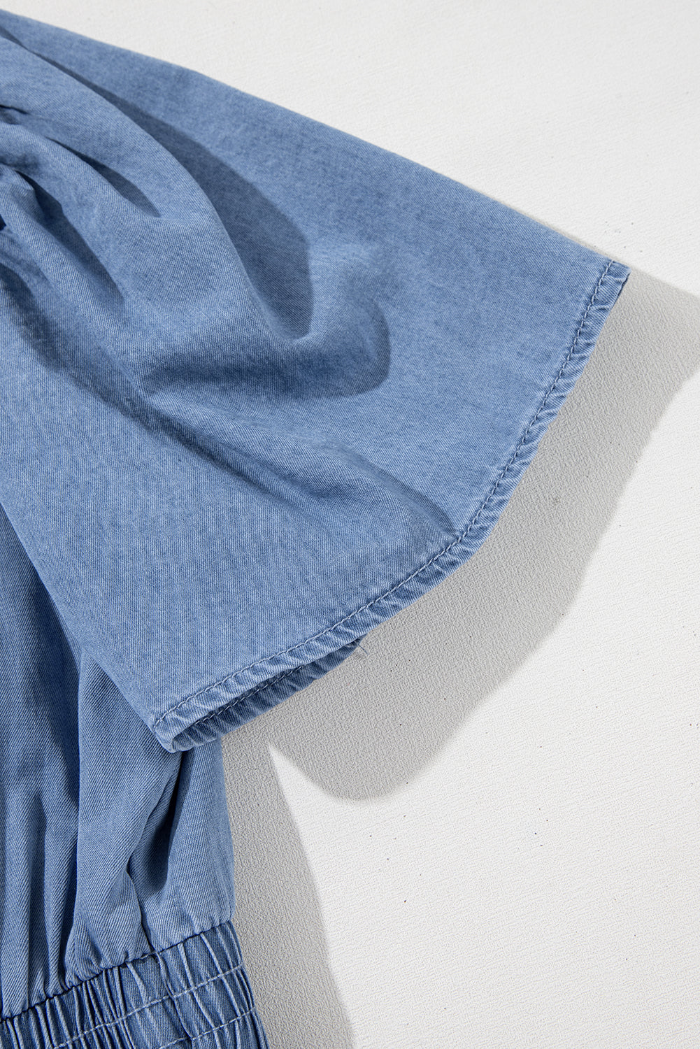 Mini-robe en jean taille haute à volants et col en V
