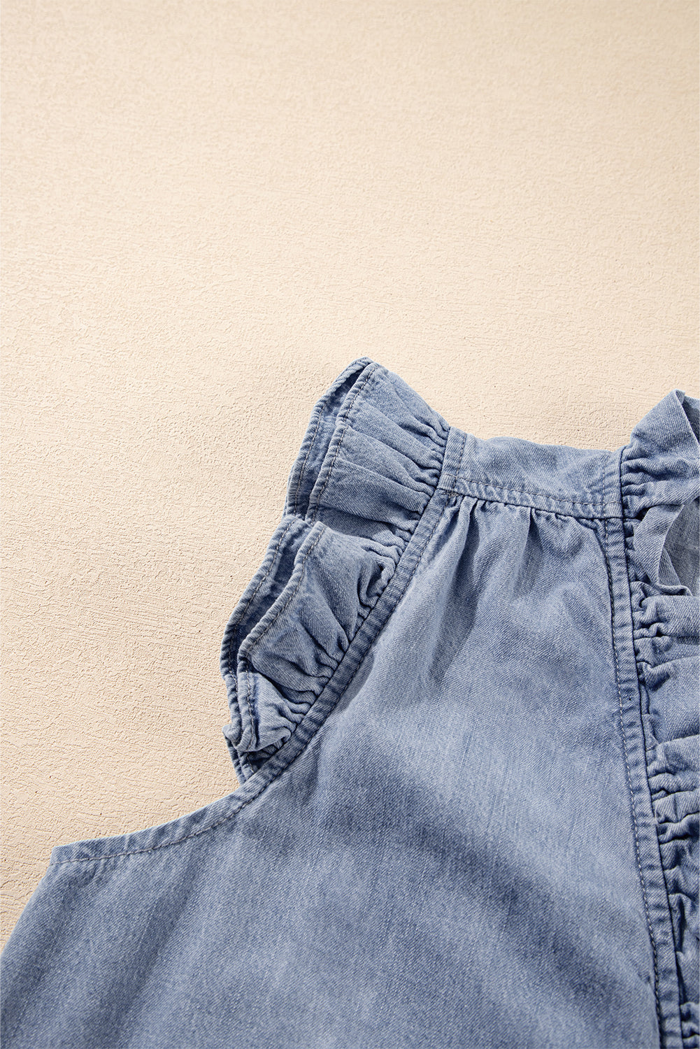 Débardeur en chambray à col en V et bordure à volants