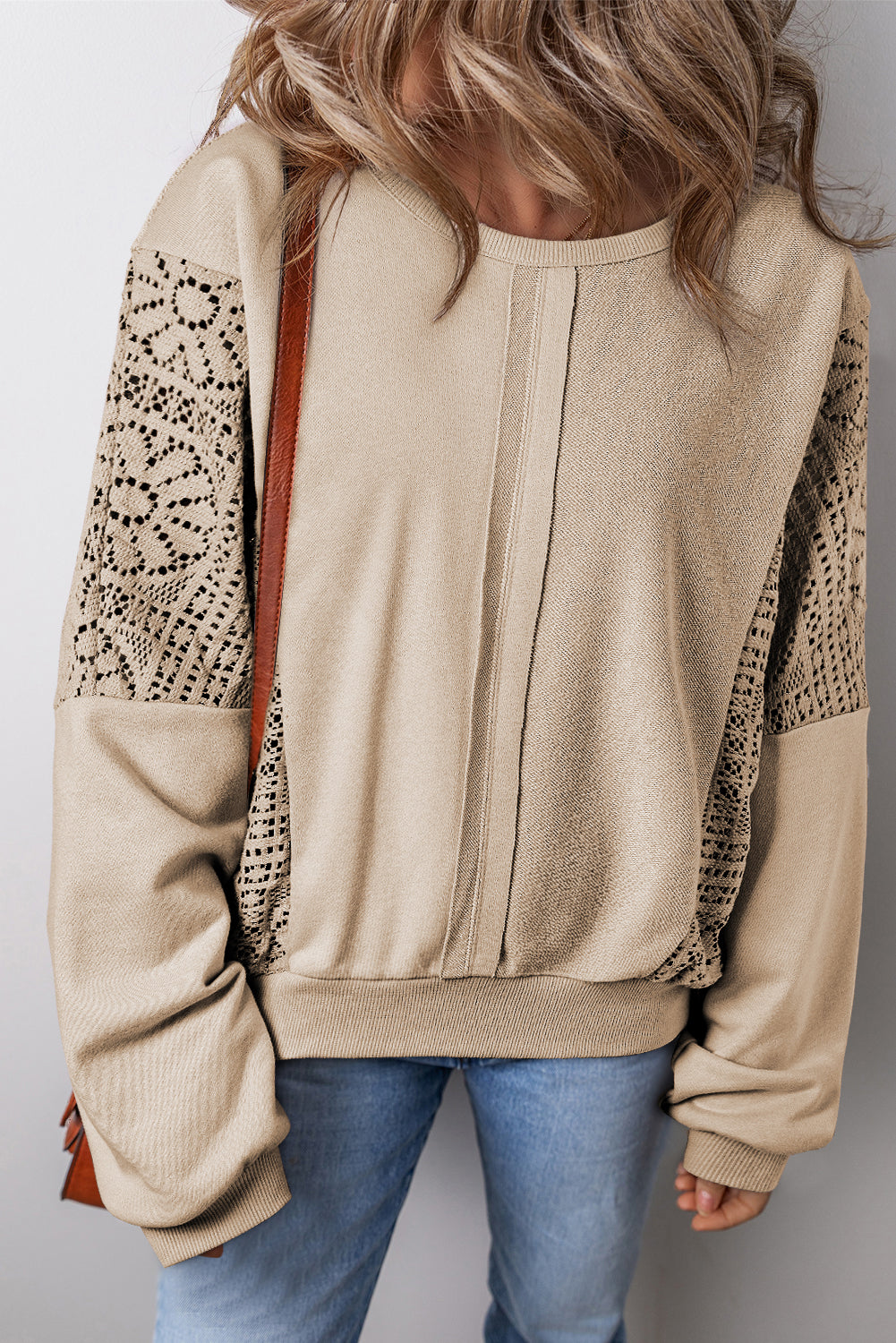 Sweat-shirt en tricot au crochet avec coutures apparentes et bordure côtelée