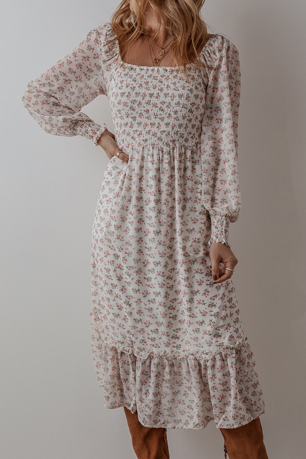 Robe midi froncée a imprimé floral et ourlet a volants, col carré
