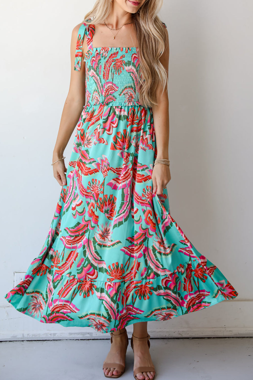 Robe longue à volants et bretelles nouées avec corsage à smocks et imprimé abstrait