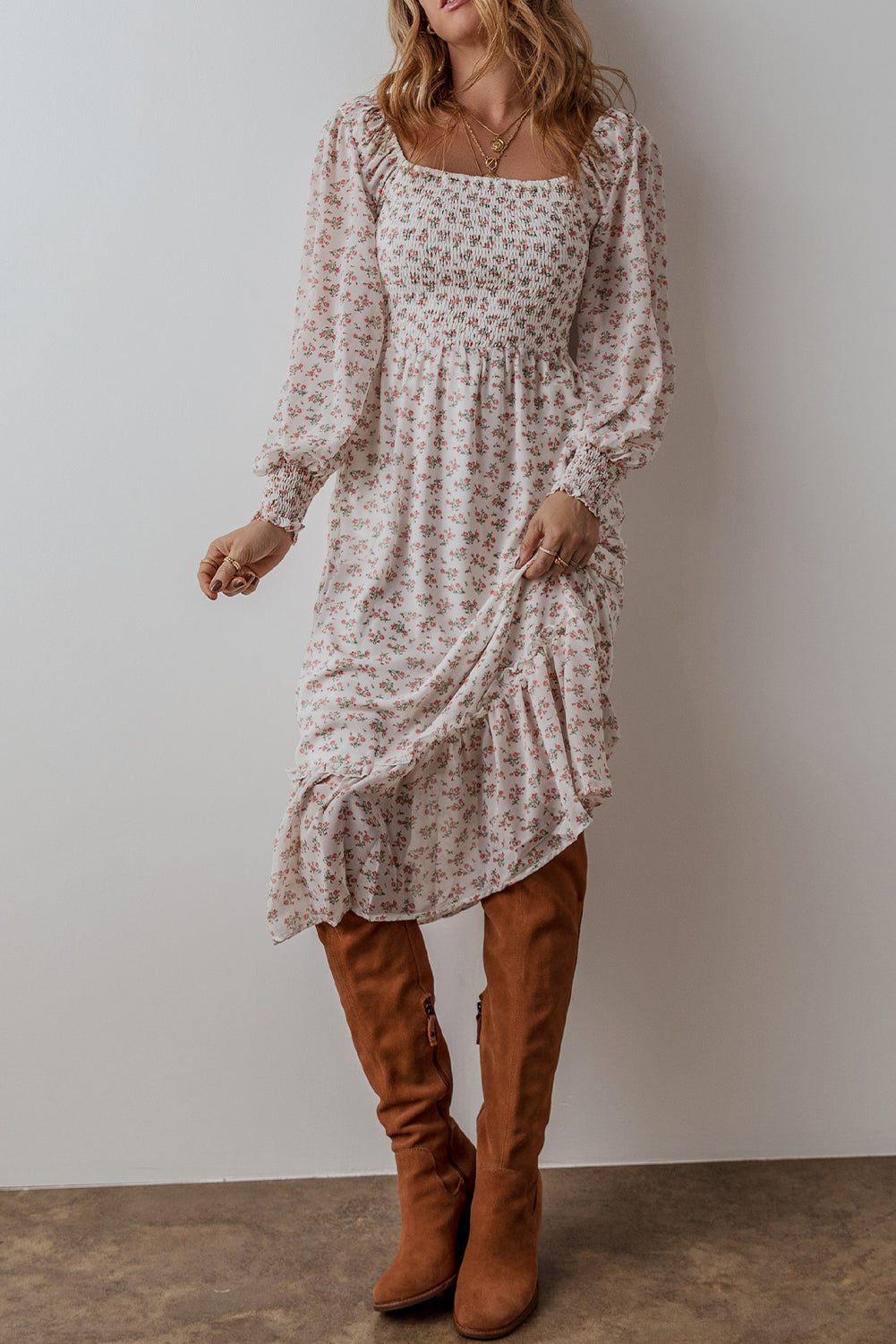 Robe midi froncée a imprimé floral et ourlet a volants, col carré