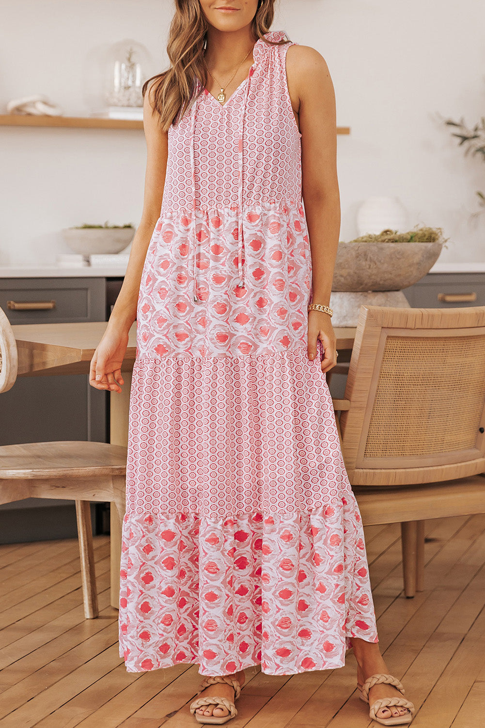 Robe longue sans manches à col fendu et imprimé abstrait