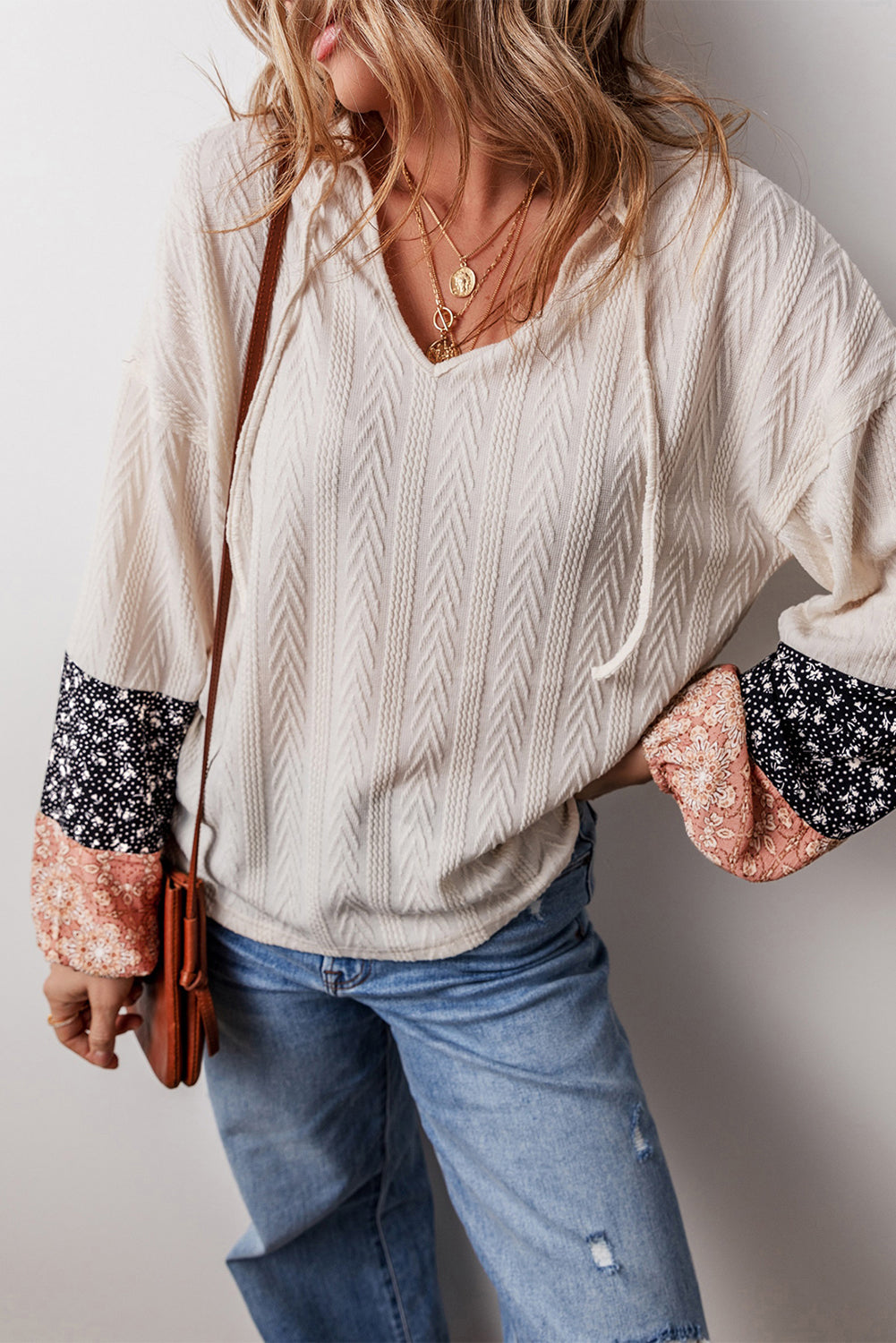 Chemisier à col en V avec cordon de serrage en tricot texturé patchwork floral