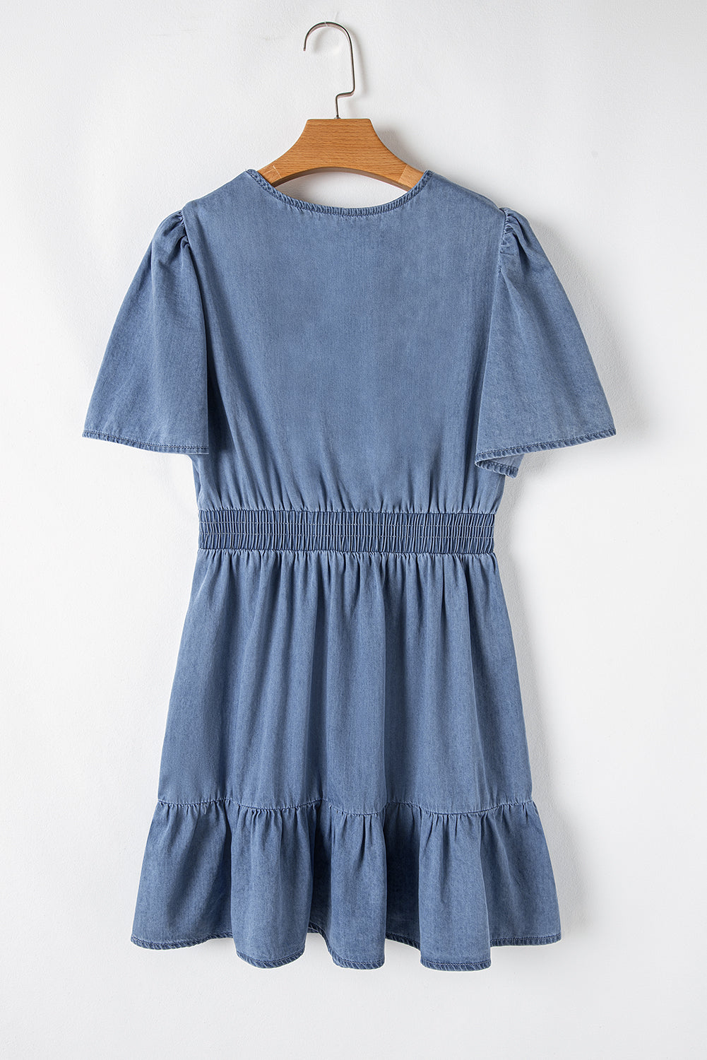 Mini-robe en jean taille haute à volants et col en V