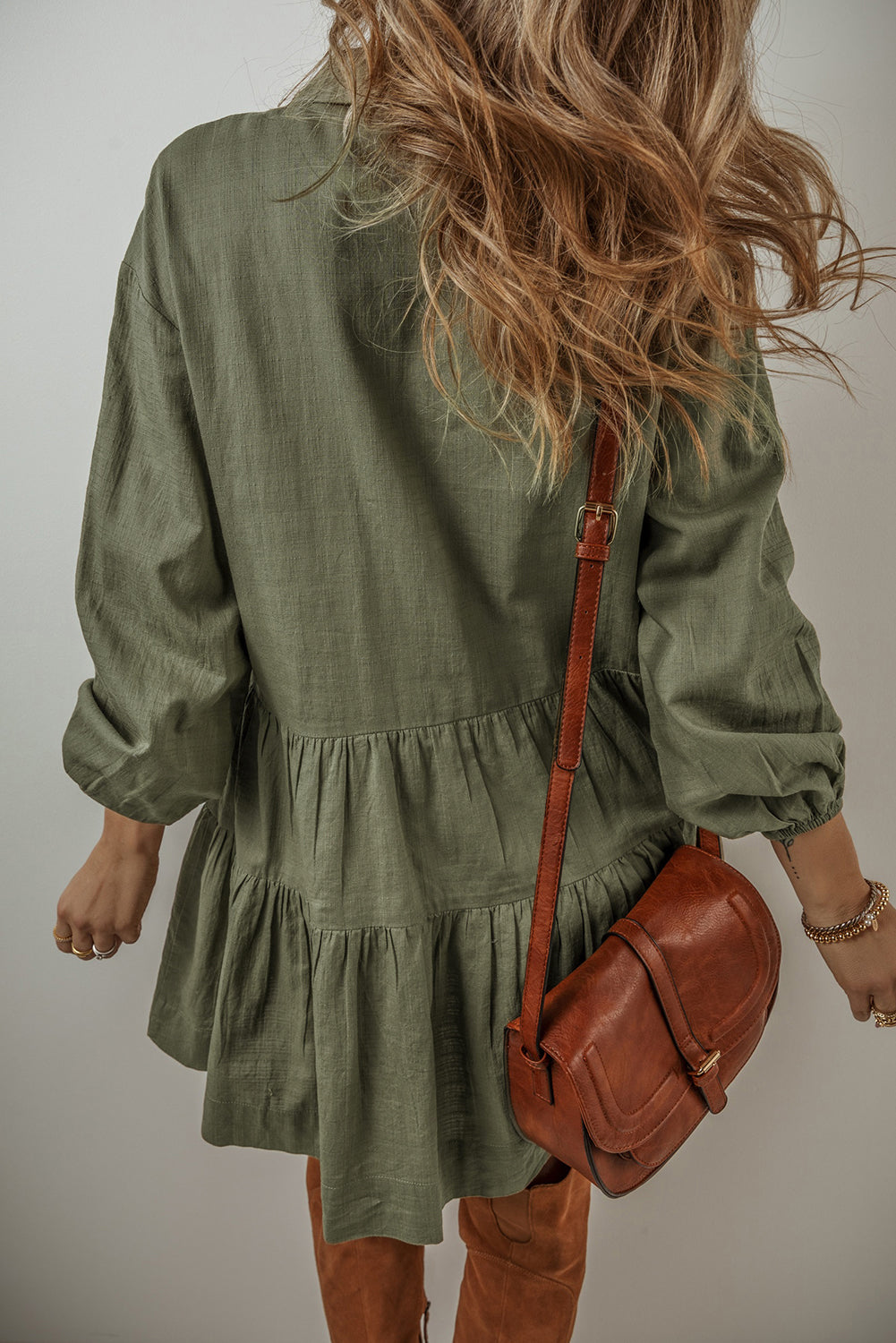 Mini-robe chemise plissée boutonnée à manches bouffantes