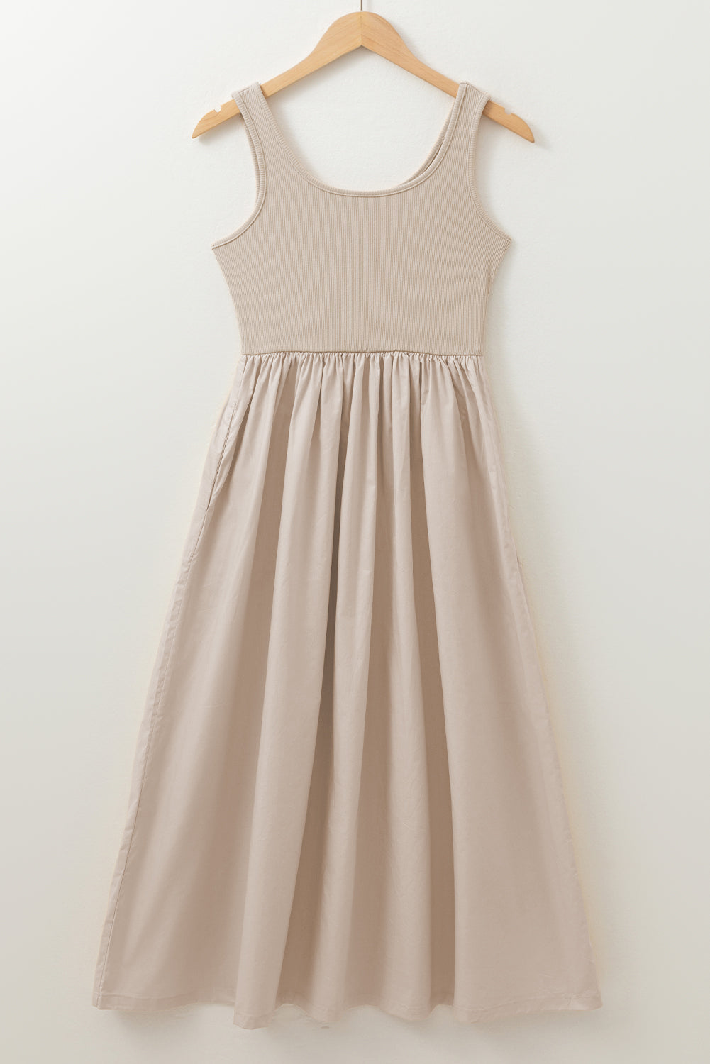 Robe longue plissée sans manches avec corsage côtelé et col rond