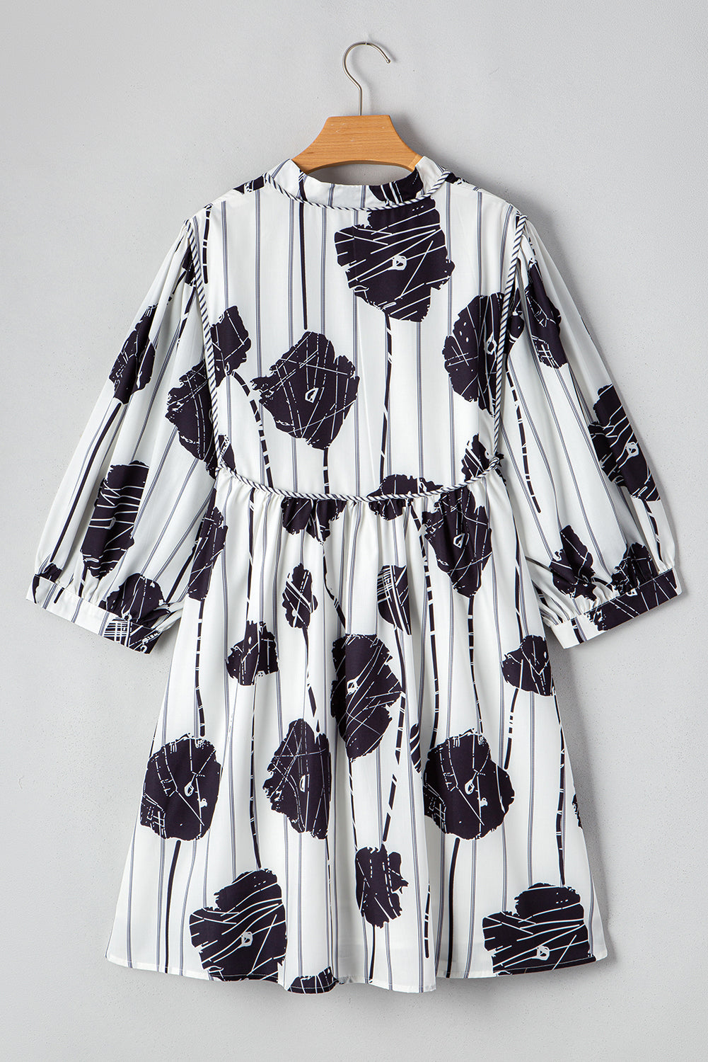 Robe courte fleurie grande taille à manches 3/4 bouffantes et col à lacets