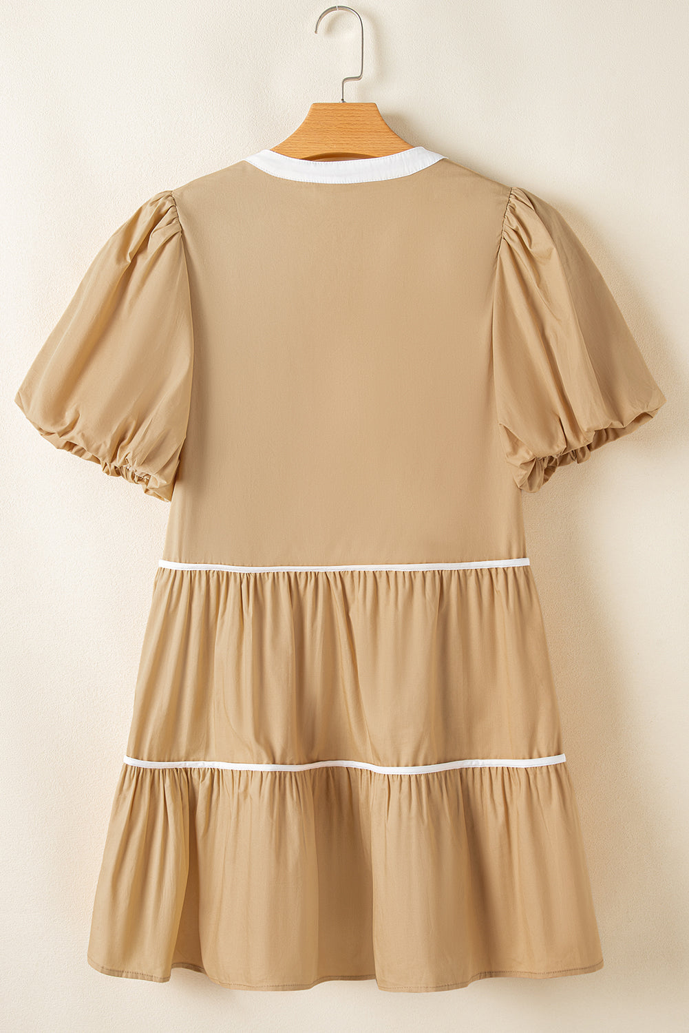 Robe courte à manches bouffantes et bordure contrastante, col noué