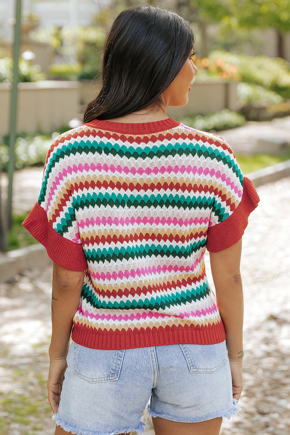 Pull texturé coloré a manches volantées et bordures