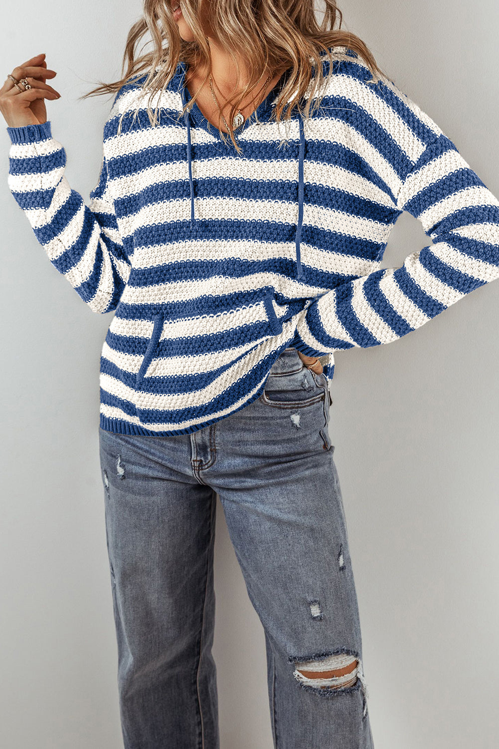 Pull a capuche avec poche et col en V