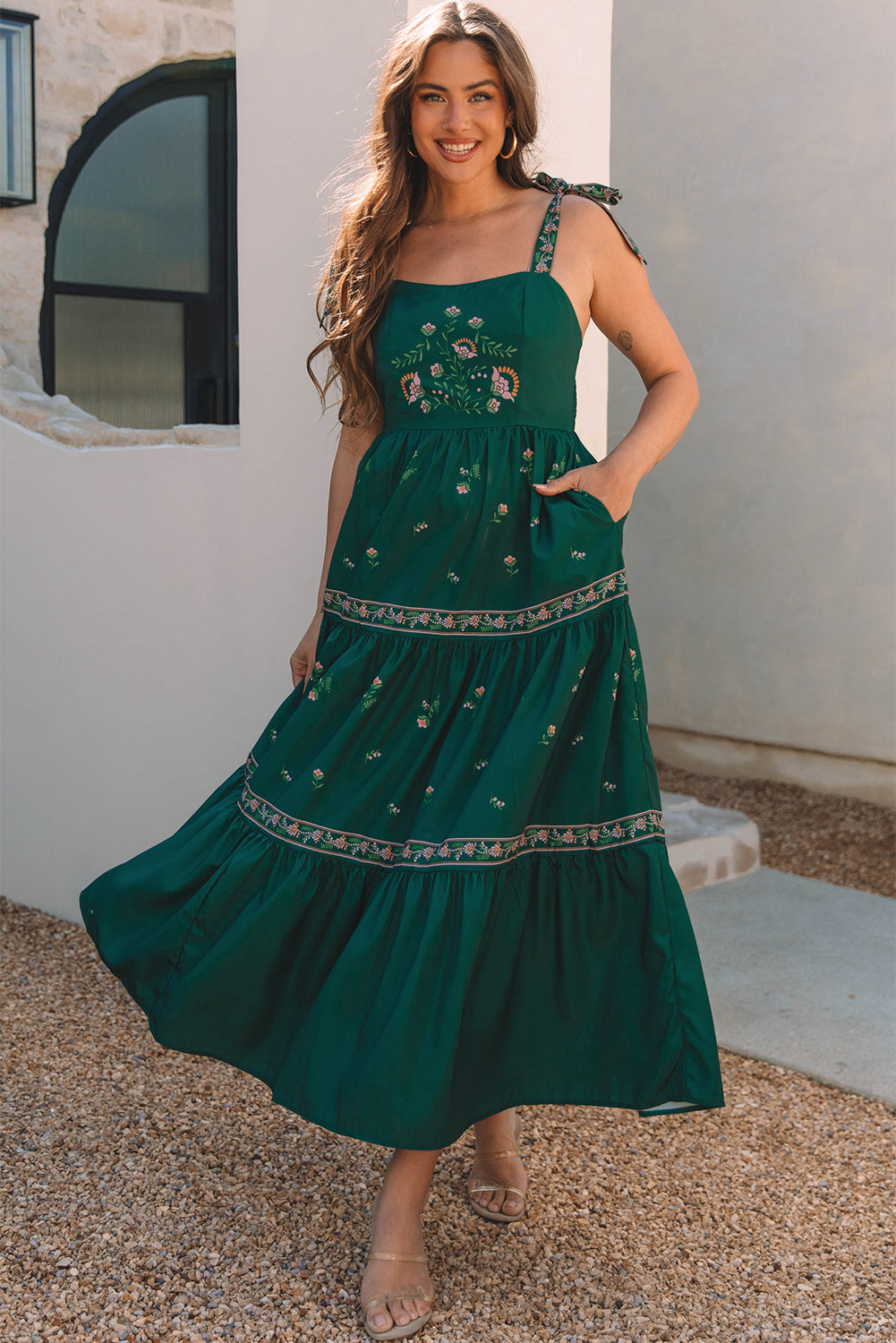 Robe longue à volants et bretelles nouées à fleurs dans le dos