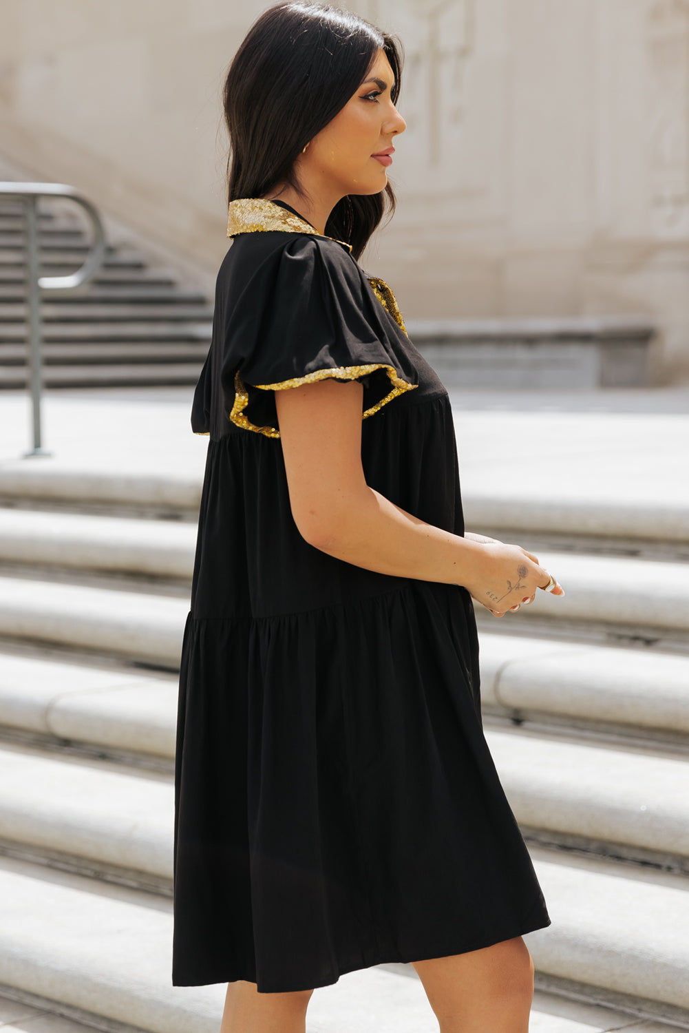 Robe chemise à manches bouffantes et bordure en sequins pour le jour du match