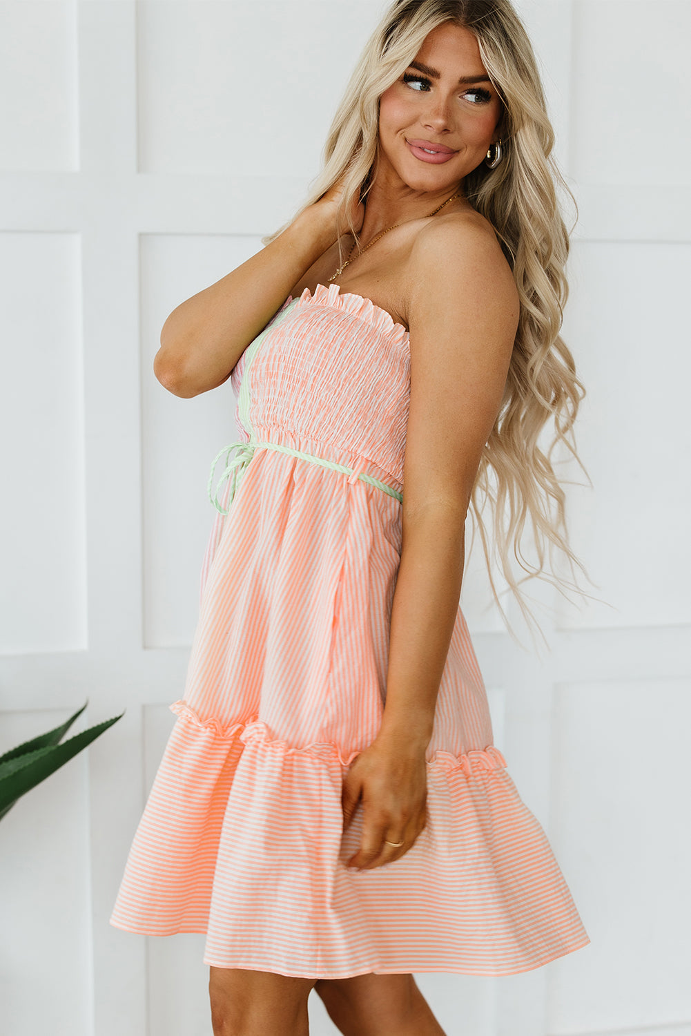 Mini-robe bustier à volants et boutons smockés sur le devant
