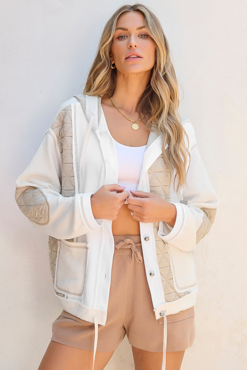 Veste a capuche matelassée texturée et patchwork, coupe ample