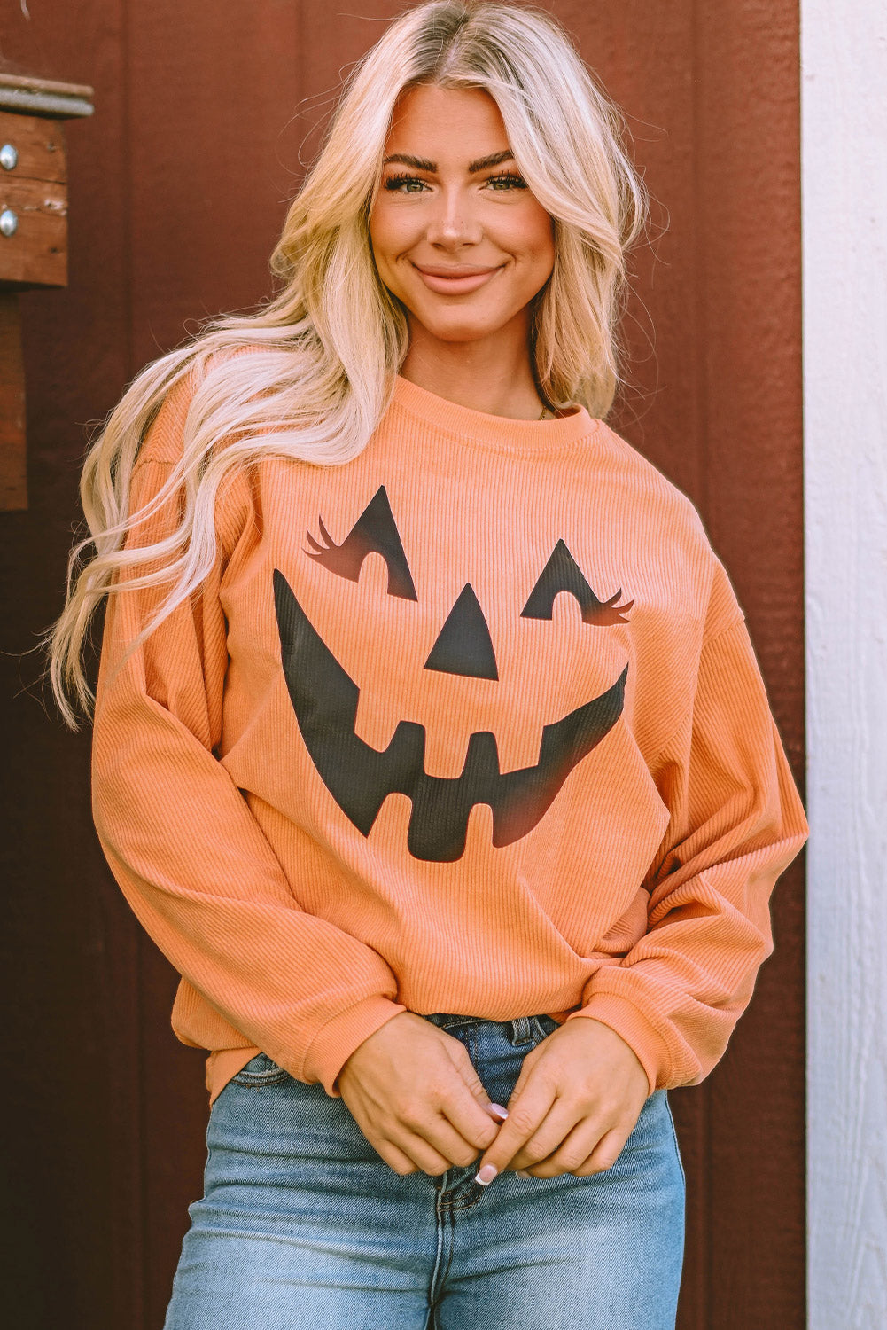 Sweat-shirt graphique orange avec visage souriant et citrouille