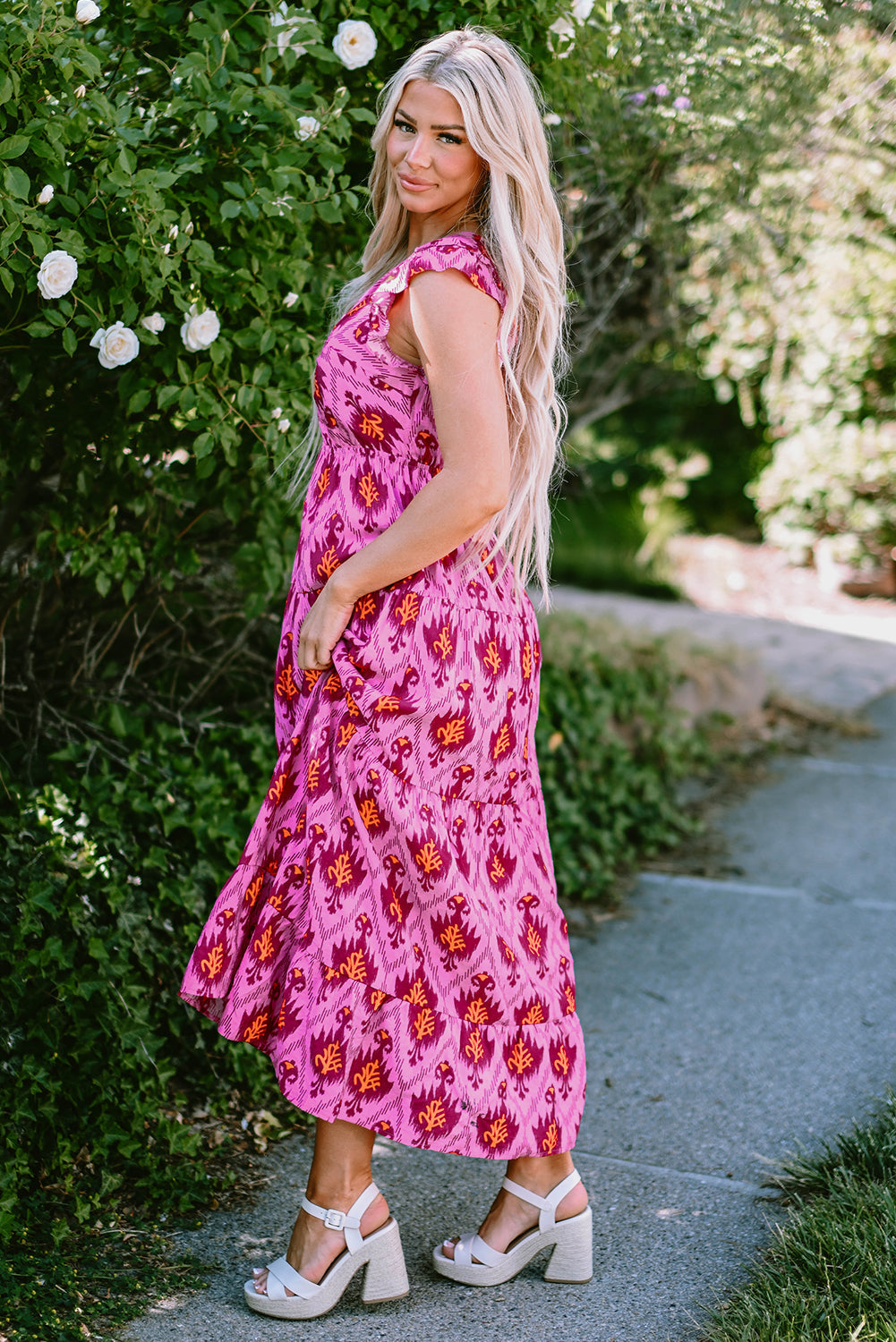 Robe longue torsadée à imprimé rétro, manches à volants sur le devant