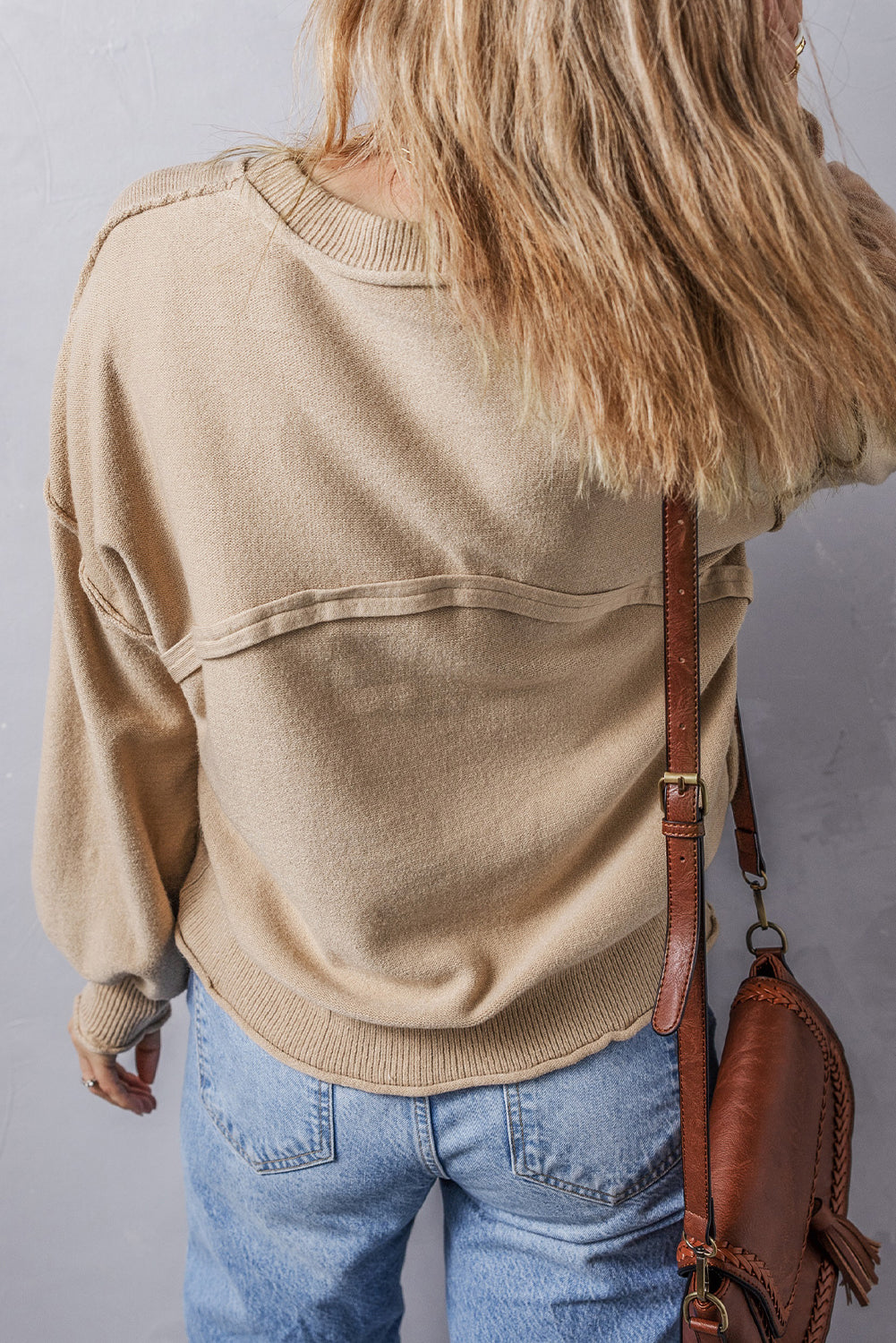 Pull ample a bords bruts et poche plaquée, coutures apparentes