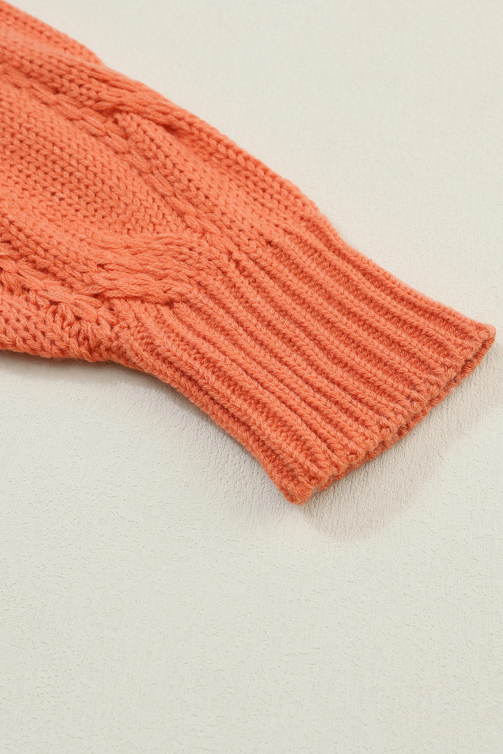 Cardigan en maille torsadée a œillets et bordure côtelée
