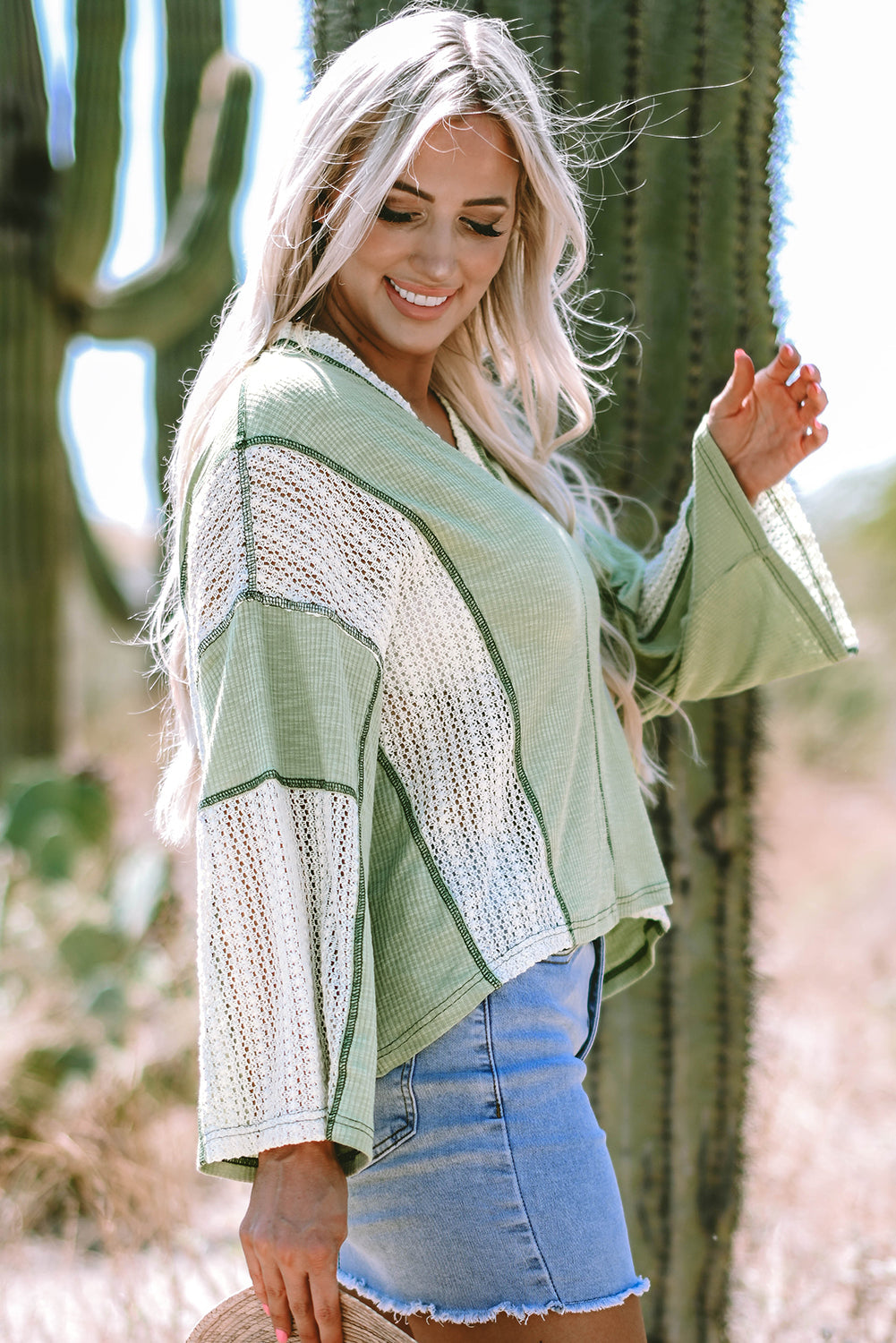 Haut ample haut bas avec détails en crochet et coutures apparentes