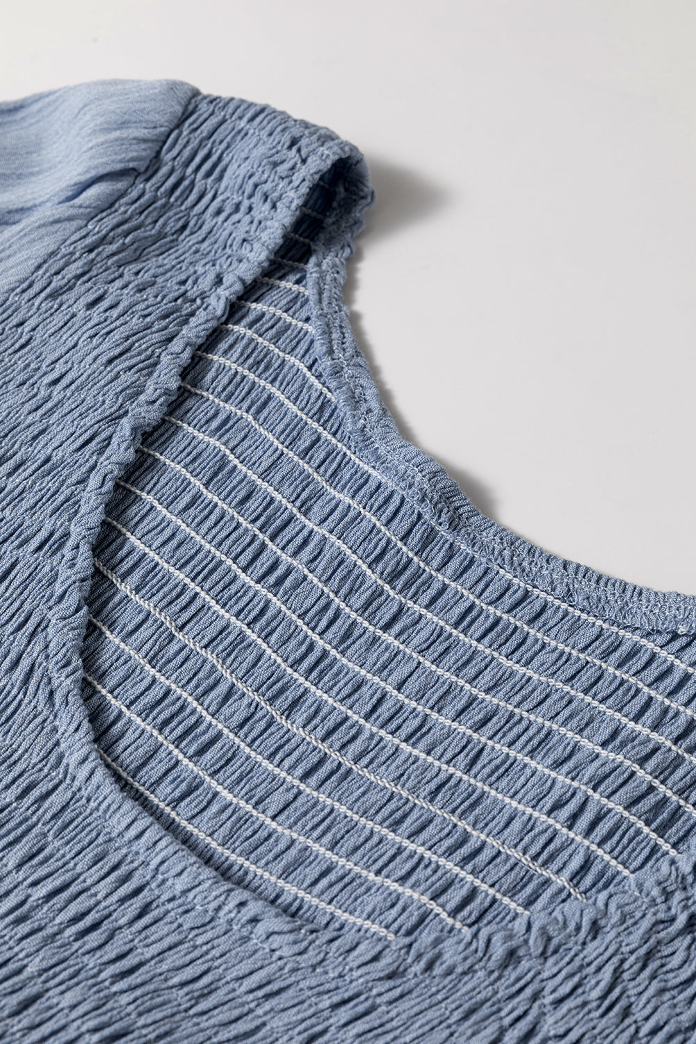Mini-robe smockée a plusieurs niveaux et manches longues, col en V