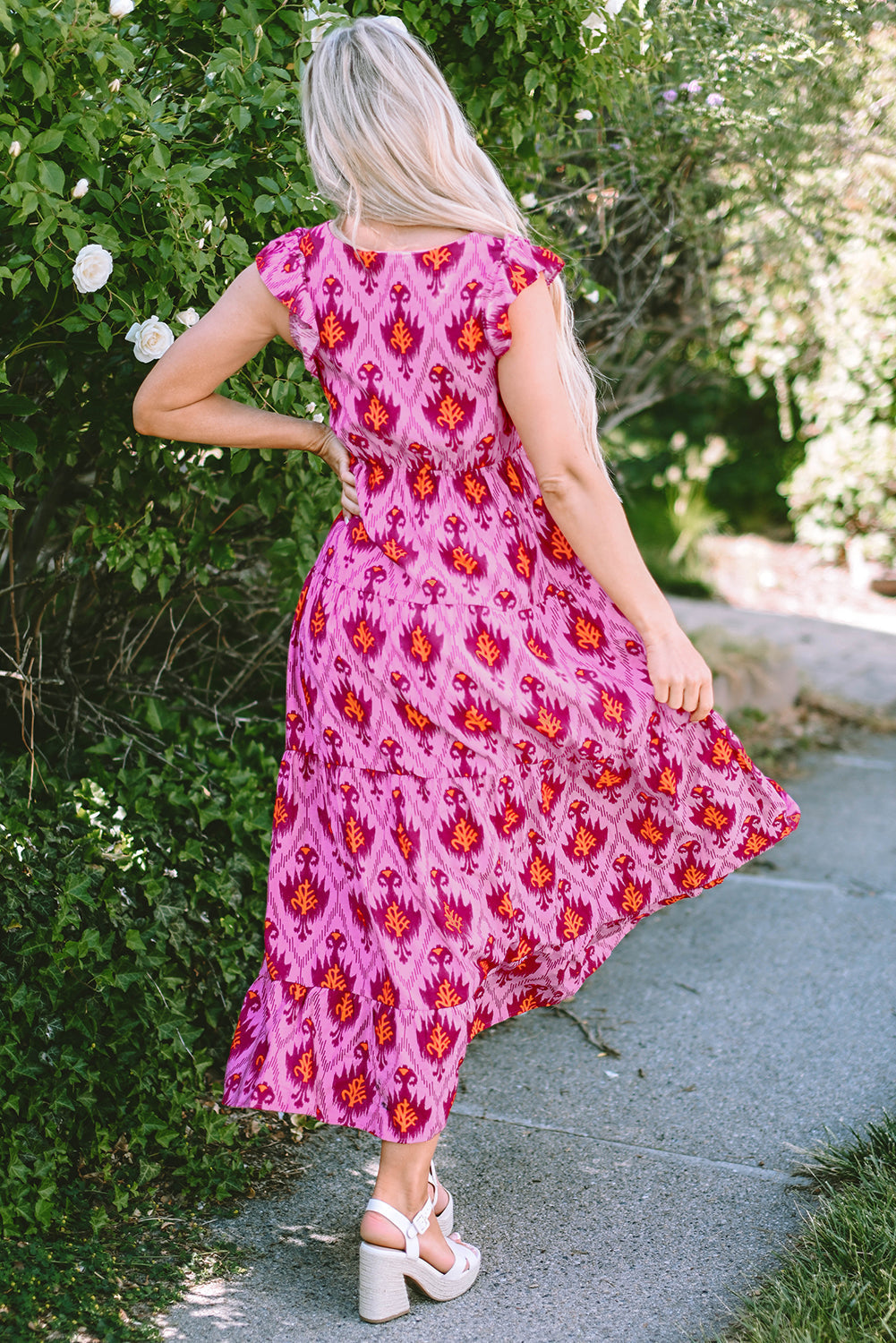 Robe longue torsadée à imprimé rétro, manches à volants sur le devant