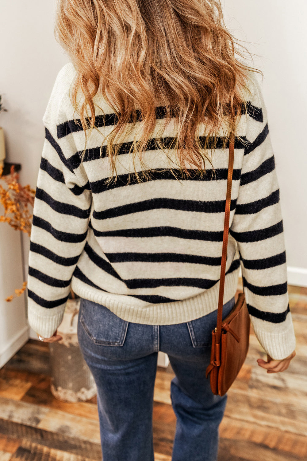 Pull rayé à col en V et épaules tombantes en tricot